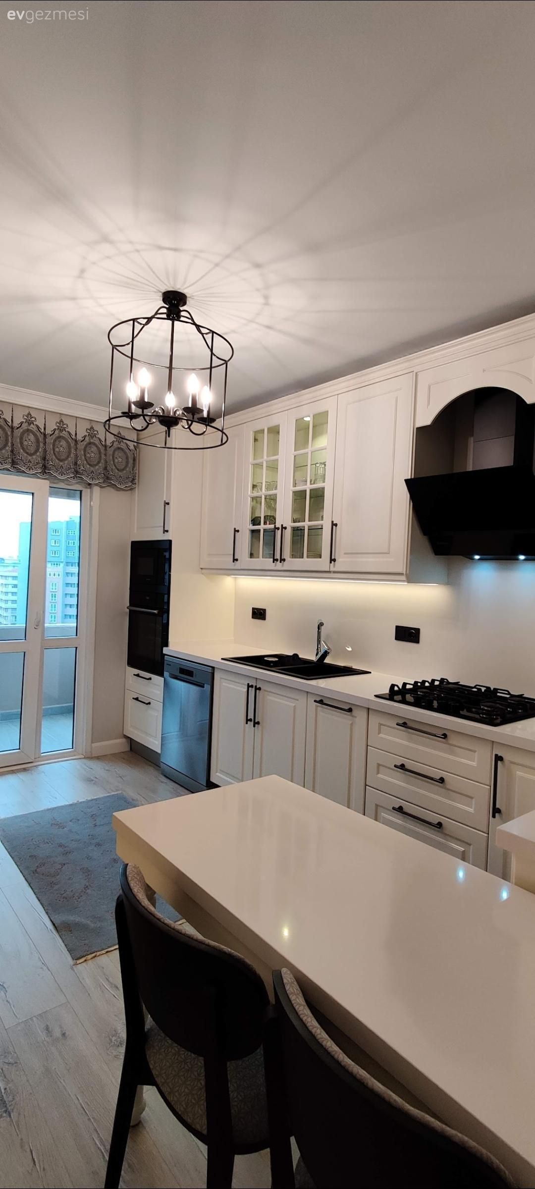 Mutfak, Beyaz, Beyaz mutfak, Siyah, Mutfak tezgahı, Mutfak tezgah arası, Tezgah arası seramik, Mutfak perdesi, Davlumbaz, Ankastre, Mutfak masası, Sandalye, Shaker kapaklı dolaplar, Gri, Mutfak halısı, Mutfak Avize Modelleri