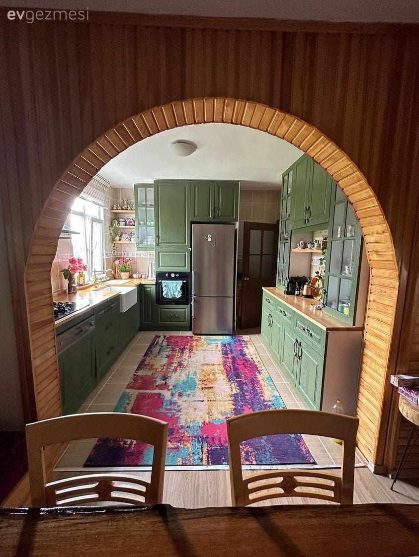 Mutfak, Yeşil mutfak, Shaker kapaklı dolaplar, Ahşap mutfak tezgahı, Mutfak tezgahı, Patchwork halı, Halı, Mutfak tezgah arası, Rustik mutfak