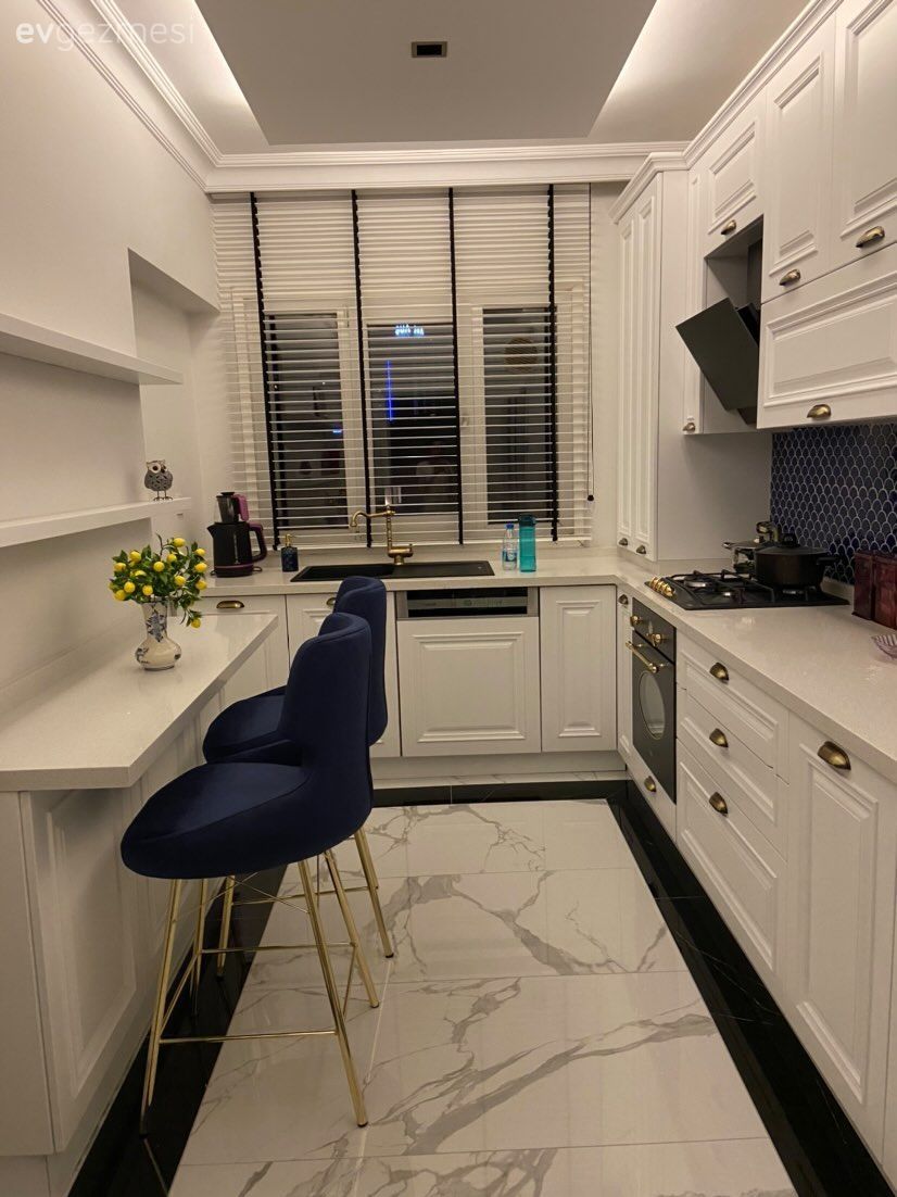 Mutfak, İskandinav, Modern, Beyaz, Parlament mavisi, Altın, Koridor tipi mutfak, Özel yapım dolaplar, Dolap, Jaluzi, Mutfak zemin seramikleri, Ankastre, Bar masa & sandalyeleri, Sandalye, Led aydınlatma, Aydınlatma, Shaker kapaklı dolaplar, Davlumbaz, Mutfak tezgahı, Mutfak tezgah arası