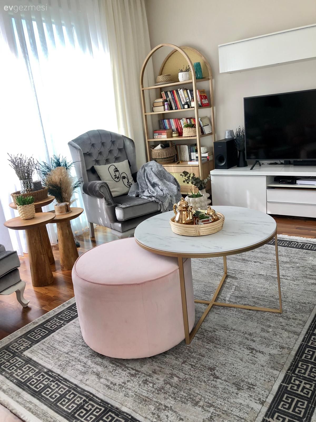 Salon, Yuvarlak sehpa, Sehpa, Puf, Berjer, Gri, Pudra pembe, Halı, Yan sehpa