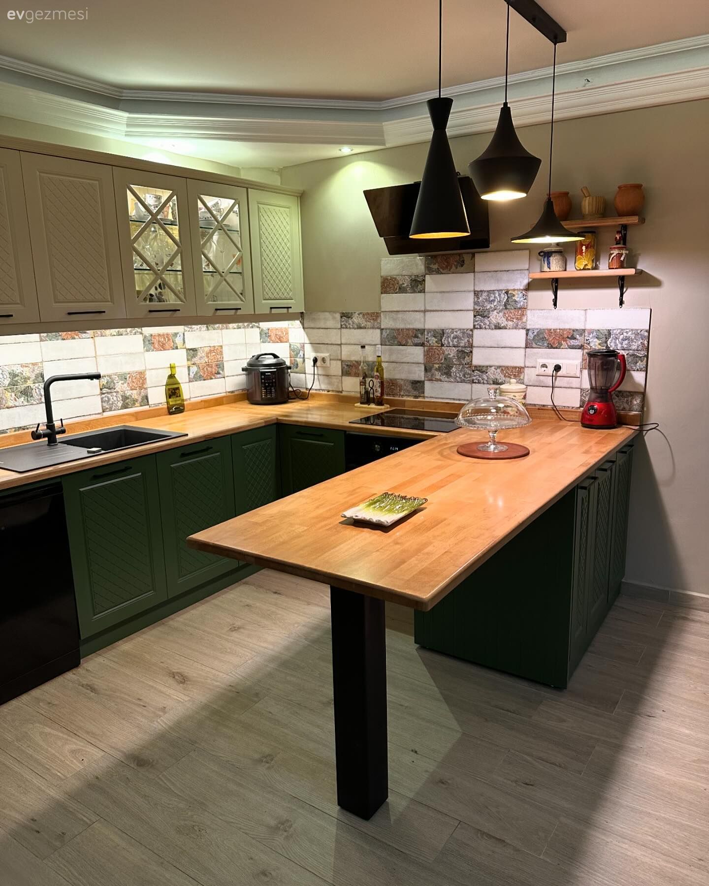 Yeşili Seven Bu Mutfakta Rustik Stil Alanın Belirleyicisi Olmuş!