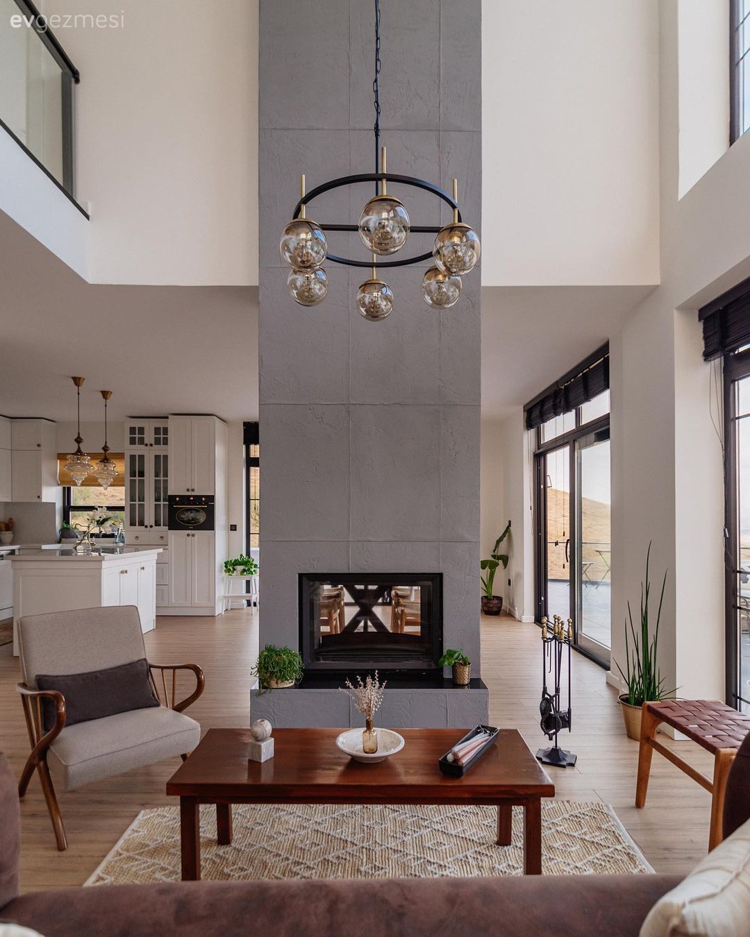 Yüksek tavanlı ev, Şömine, Gri duvar, Kahverengi, Avize, Aydınlatma, Salon avizesi, Bej, Krem, Siyah, Beyaz, Orta sehpa, Sehpa, Koltuk takımı, Kahverengi duvar rengi, Berjer, Dekoratif Objeler, Ev bitkisi