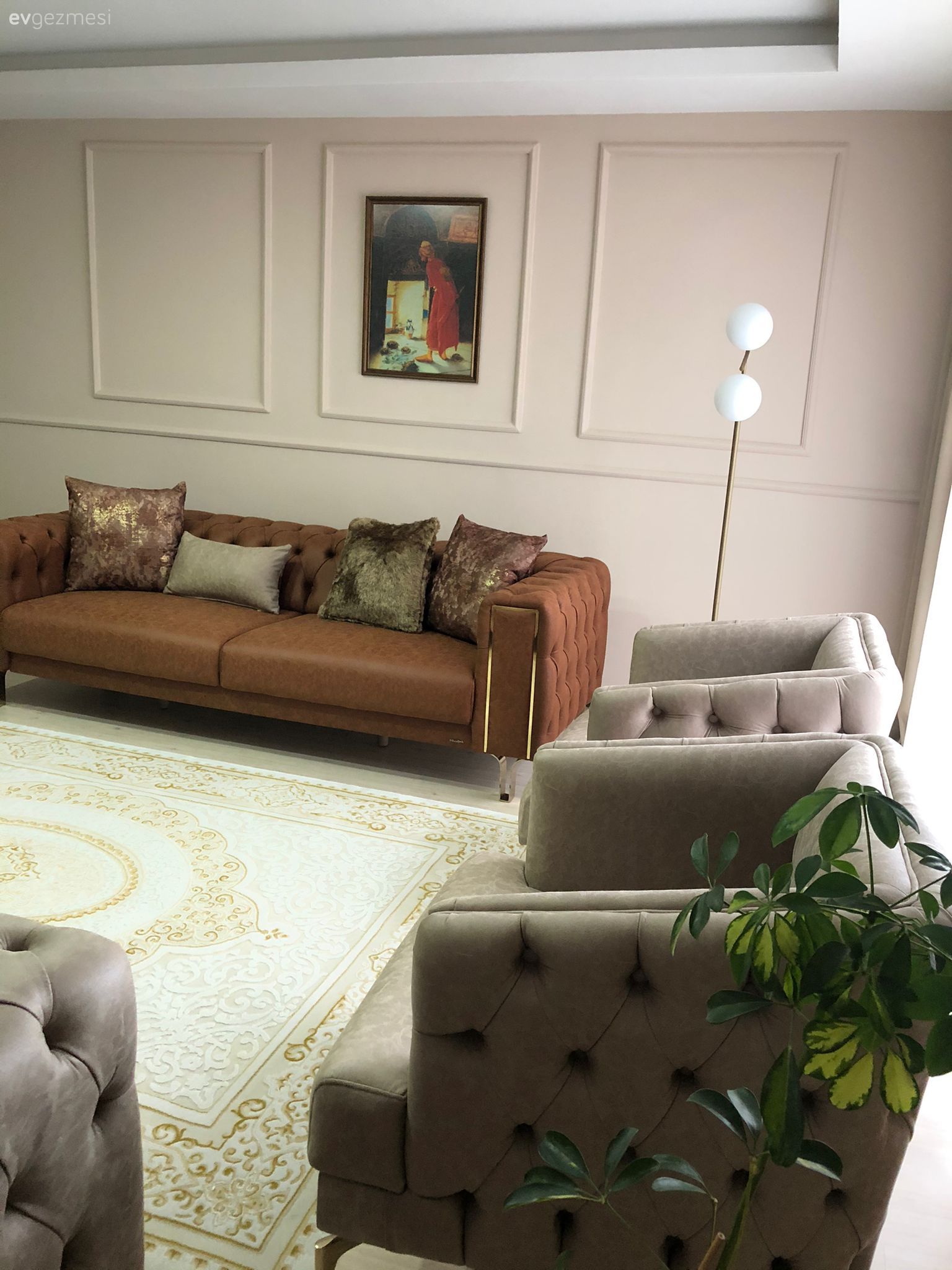 Salon, Kahverengi, Modern, Vizon, Krem duvar, Duvar çıtalama, Koltuk takımı, Berjer, Halı, Salon halısı, Tavan dekorasyon, Spot aydınlatma, Aydınlatma, Tül perde, Perde, Tablo, Duvar dekorasyonu, Ev bitkisi