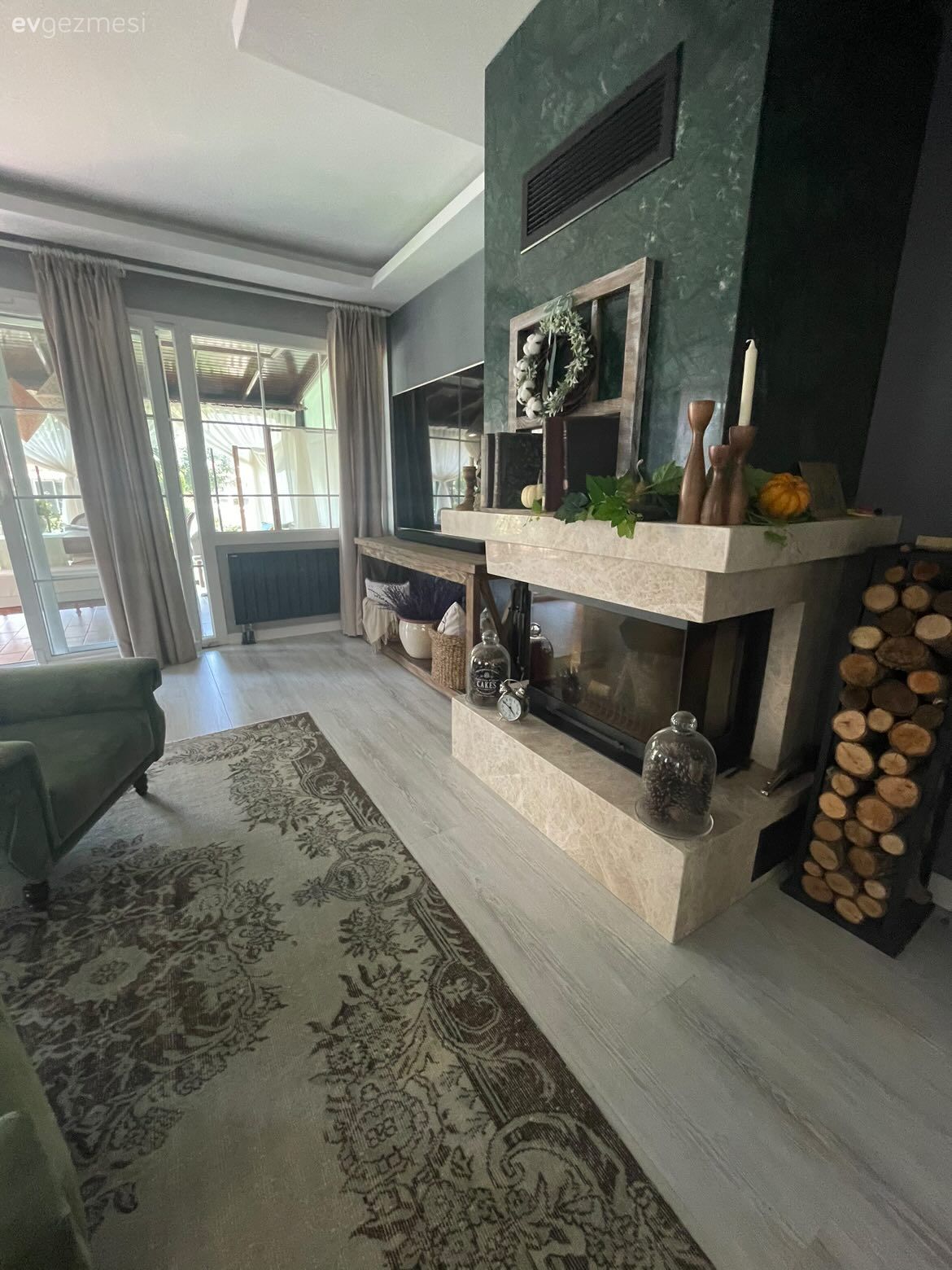 Salon, Yeşil, Antrasit  , Gri, Şömine, Krem, Kahverengi, Halı, Ahşap Mobilya, Berjer