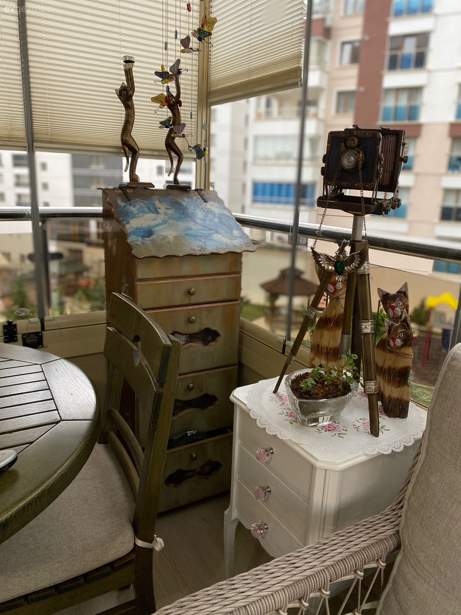 Balkon, Salon, Balkon masası, Tablo, Duvar dekorasyonu, Çiçekler, Ev bitkisi, Balkon avizesi