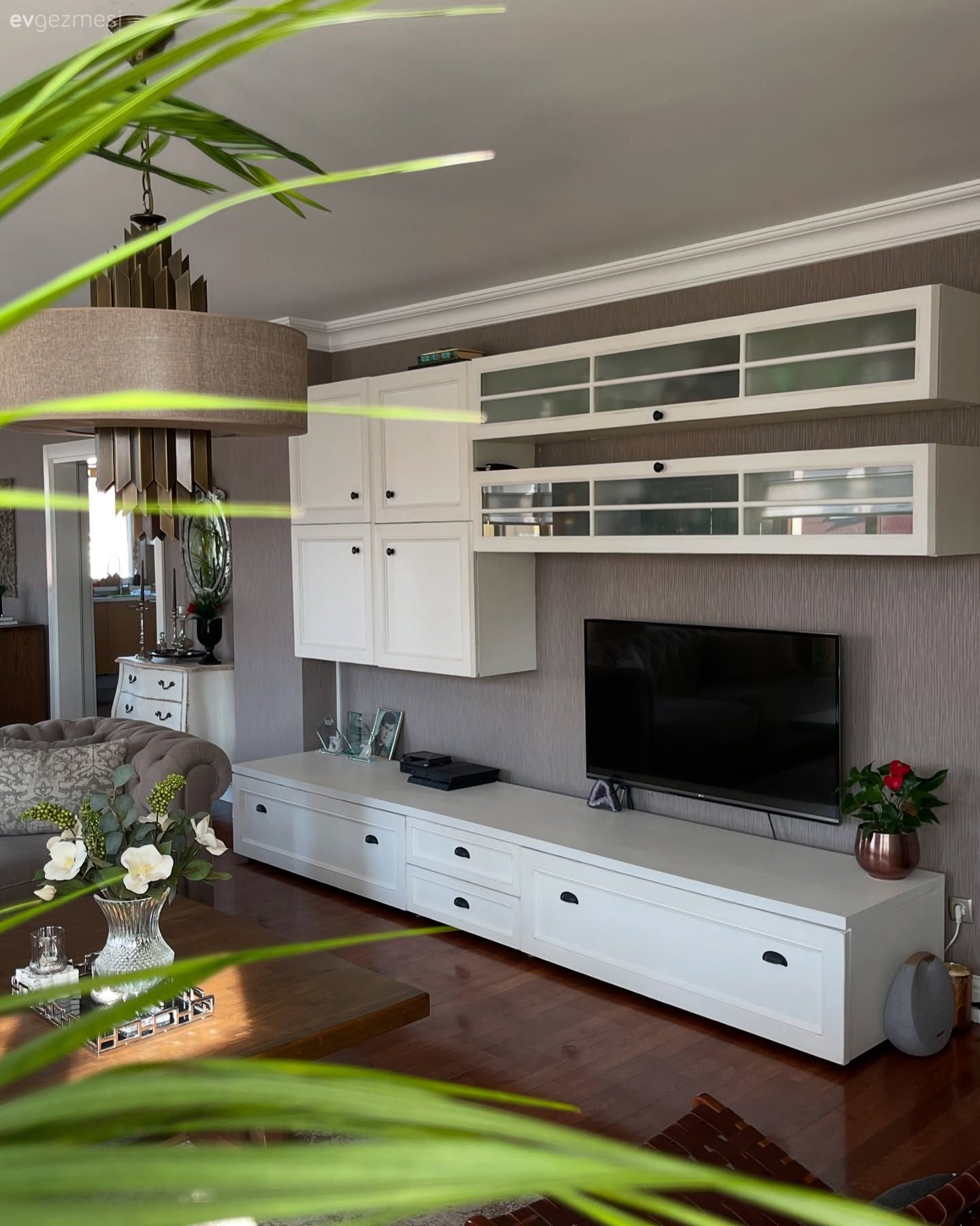 Tv ünitesi, Tv ünitesi aksesuarları, Ev Aksesuar, Beyaz, Kahverengi, Avize, Aydınlatma, Salon avizesi, Ev bitkisi