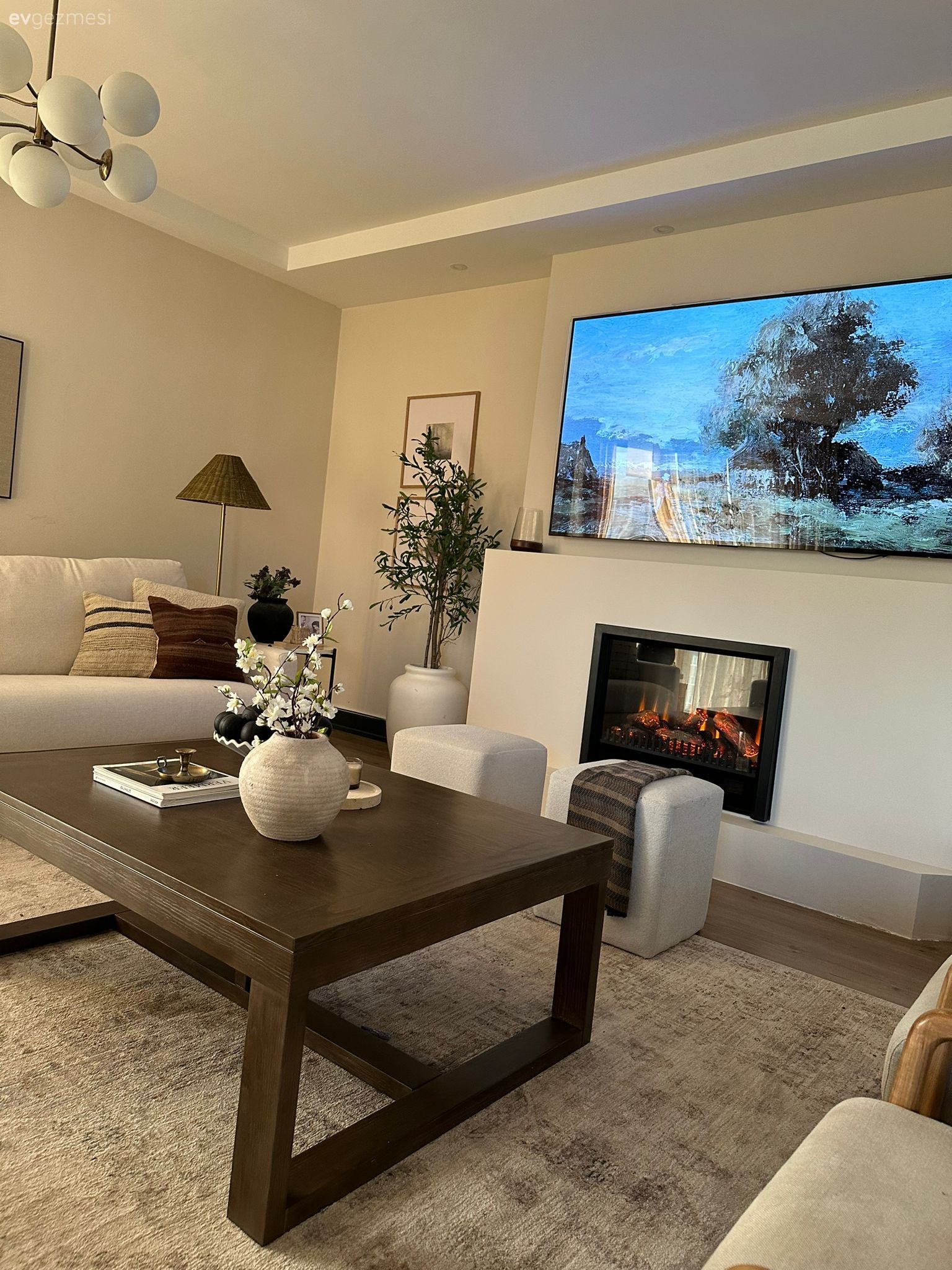 Bu Evde Küçük Çocuğa Rağmen Beyaz Renk Baş Rolde Olmuş