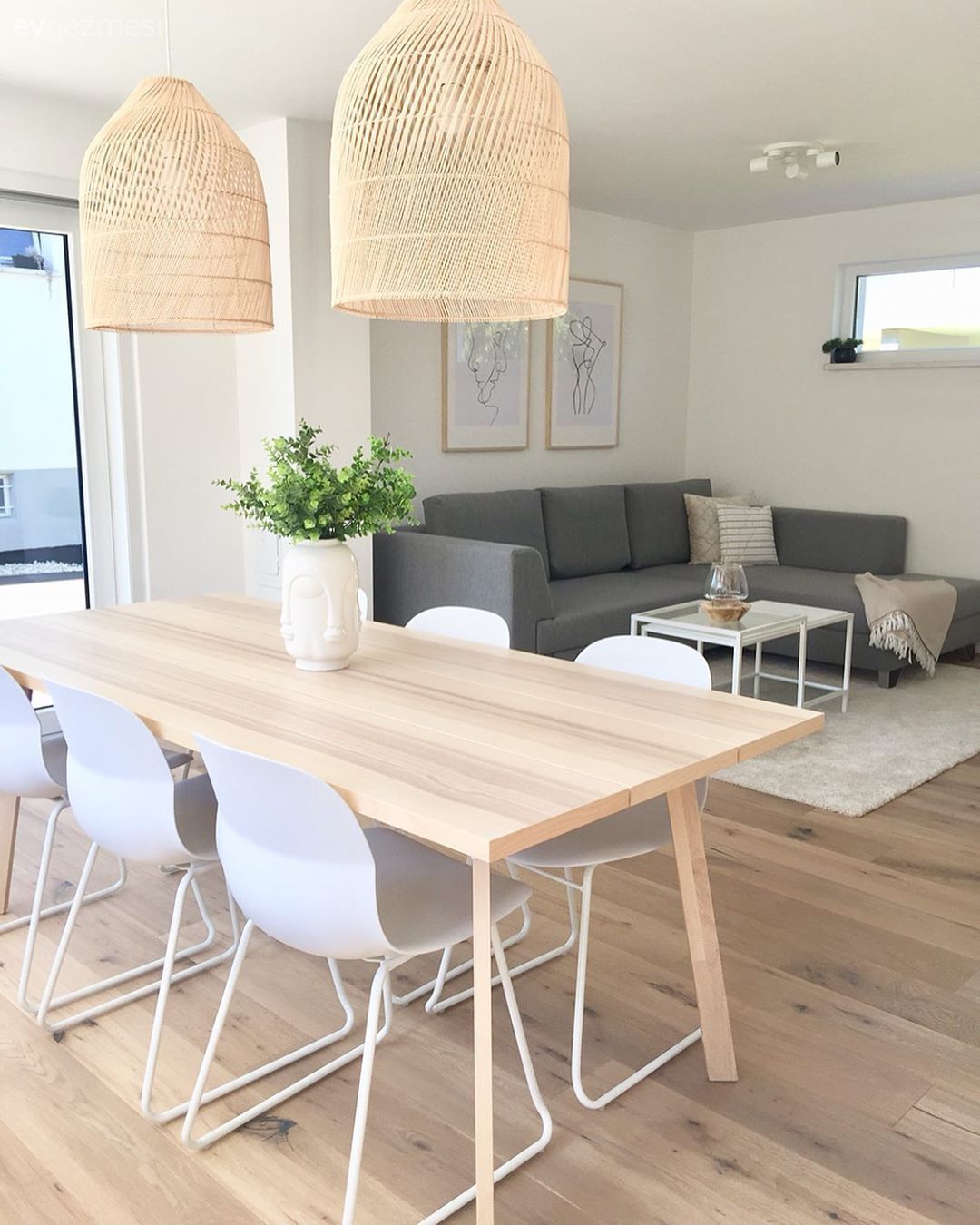 Salon, Modern, Beyaz, Gri, Hasır, Köşe koltuk, Koltuk takımı, Orta sehpa, Sehpa, Halı, Salon halısı, Tablo, Duvar dekorasyonu, Ev Aksesuar, Parke, Yemek masası, Sandalye, Hasır avize, Vazo