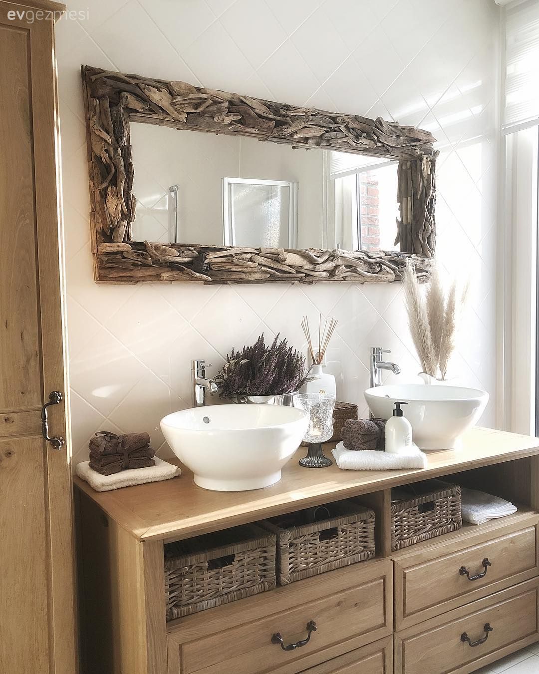 Banyo, Kahverengi, Beyaz, Bohem Dekorasyon, Banyo aynası, Hasır sepet, Banyo aksesuarları, Pampas otu