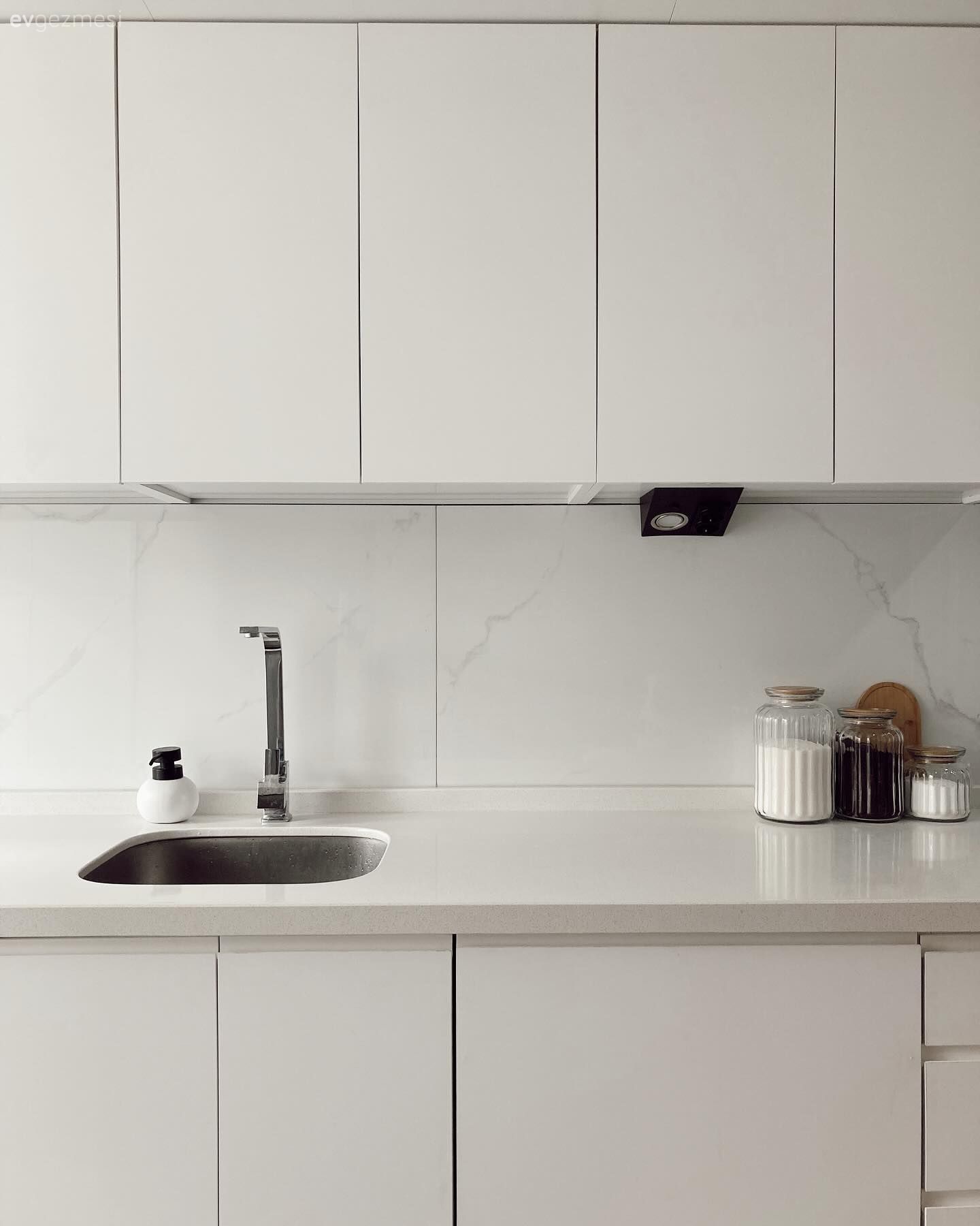 Beyaz, Modern, Modern mutfak, Mutfak, Kulpsuz mutfak dolabı, Mutfak tezgahı, Mutfak tezgah arası, Eviye , Mutfak bataryası, Tezgah arası seramik