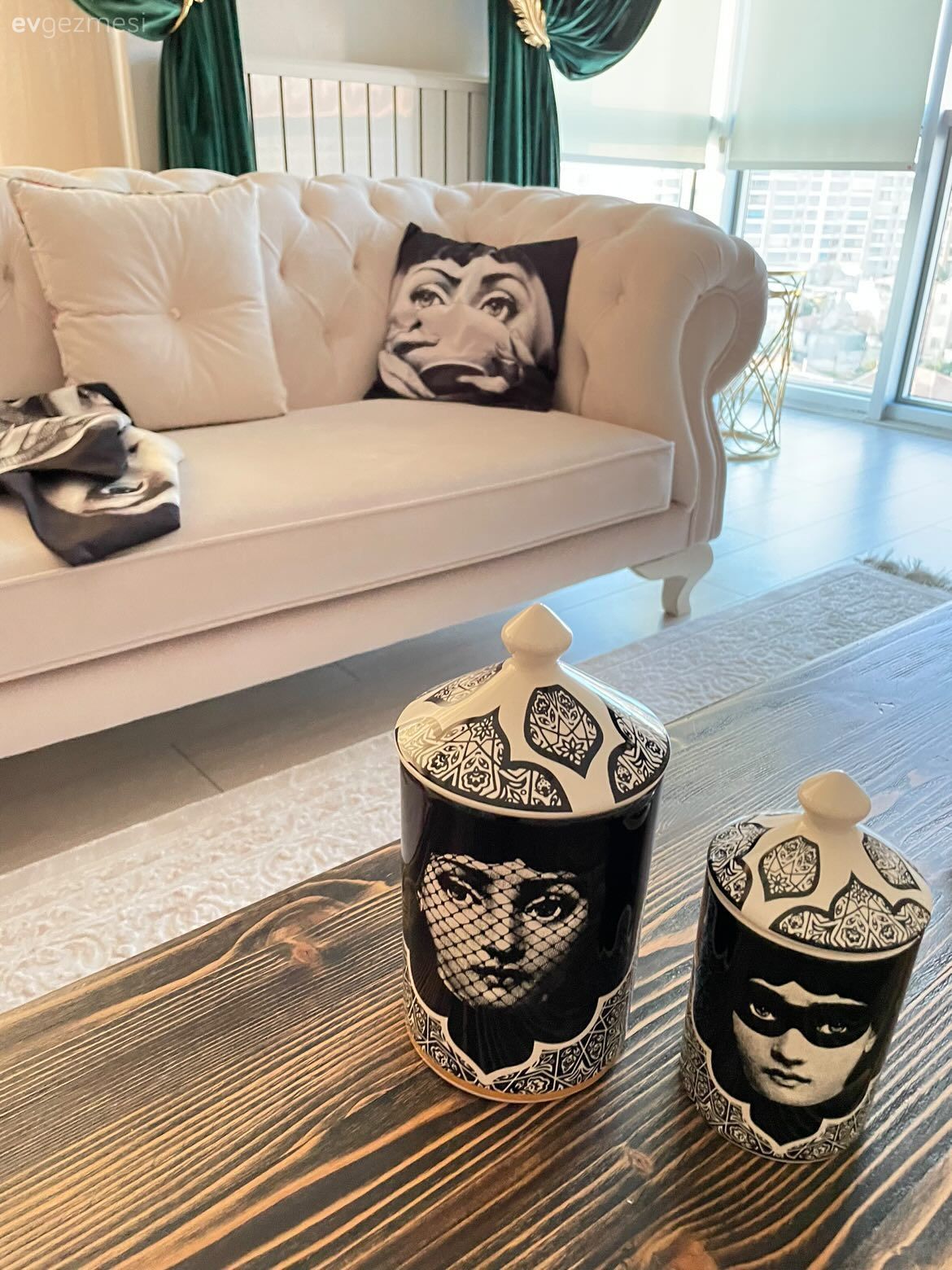 Salon, Modern, Beyaz, Yeşil, Fon perde, Perde, Tül perde, Koltuk takımı, Modern chesterfield, Yan sehpa, Sehpa, Orta sehpa, Sehpa üstü aksesuarı, Ev Aksesuar, Halı, Salon halısı, Kırlent, Ev tekstili