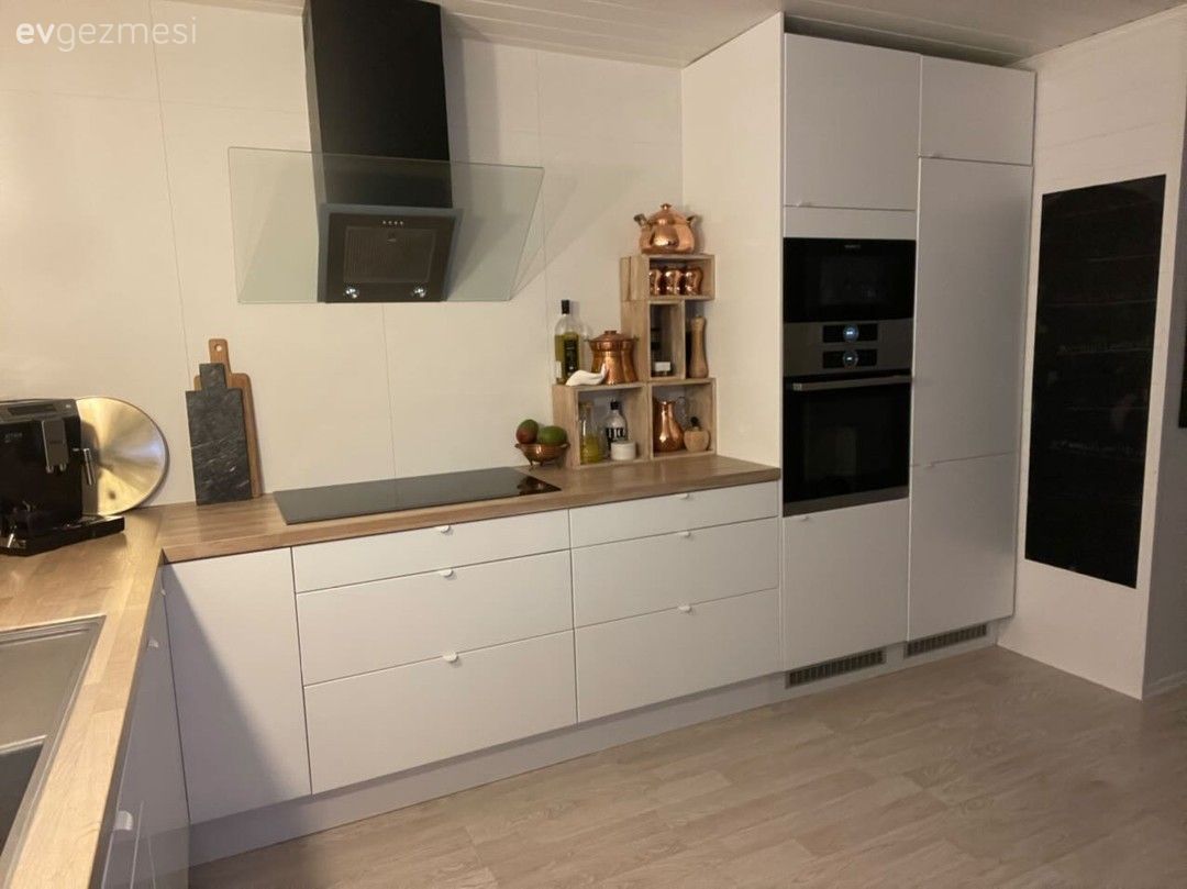 Mutfak, Beyaz, Siyah, Mutfak tezgahı, Mutfak tezgah arası, Tezgah arası seramik, Lambri, Lambri tavan, Davlumbaz, Mutfak yarım adası, Ankastre, Mutfak Avize Modelleri, Vazo, Ev Aksesuar, Sandalye, Cam Ankastre