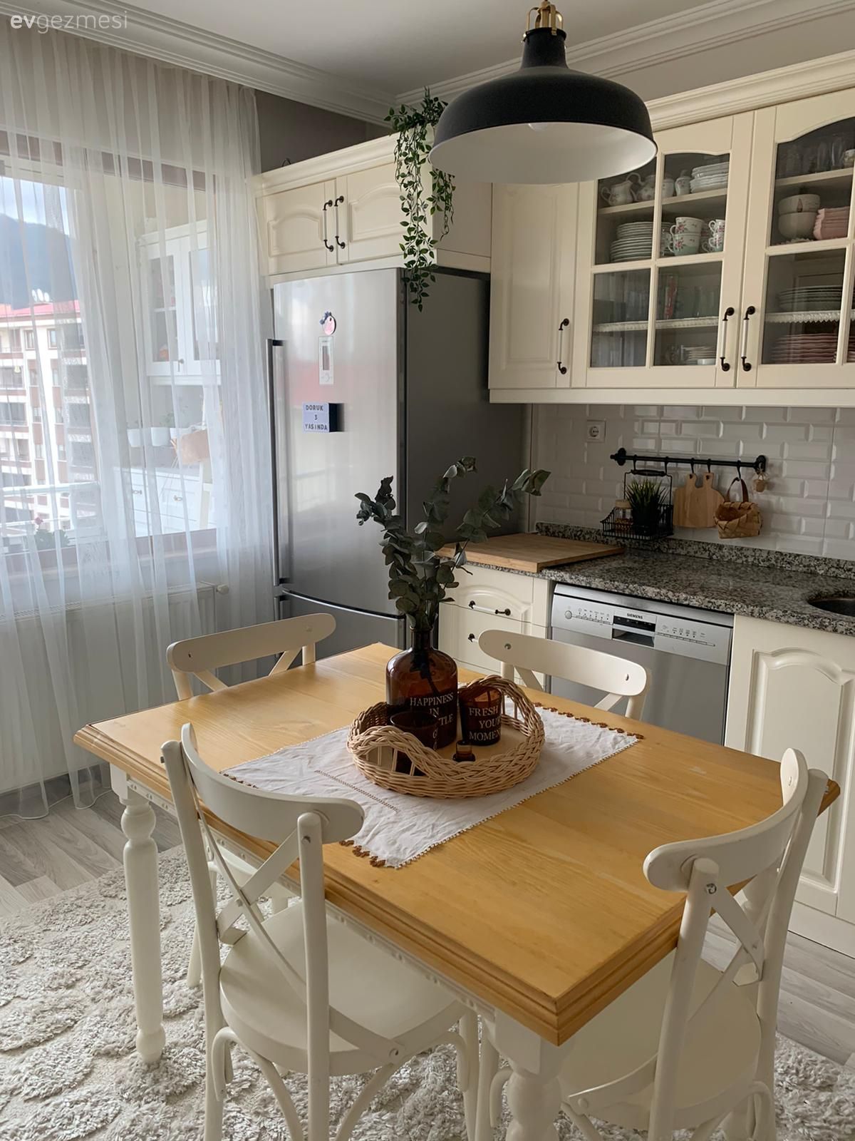 Mutfak, Beyaz mutfak, İskandinav, Beyaz, Siyah, Ahşap Mobilya, Shaker kapaklı dolaplar, Mutfak tezgahı, Mutfak tezgah arası, Metro seramik, Seramik, Tezgah arası seramik, Krem, Mutfak perdesi, Mutfak Avize Modelleri, Sarkıt, Aydınlatma, Sandalye, Mutfak masası, Mutfak halısı, Halı, Ankastre, Mutfak aksesuarları