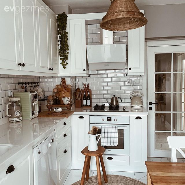 Mutfak, Beyaz, Country mutfak, Shaker kapaklı dolaplar, Mutfak tezgahı, Mutfak tezgah arası, Tezgah arası seramik, Metro seramik, Seramik, Mutfak Avize Modelleri, Ankastre, Davlumbaz, Mutfak halısı, Krem, Siyah, Mutfak masası