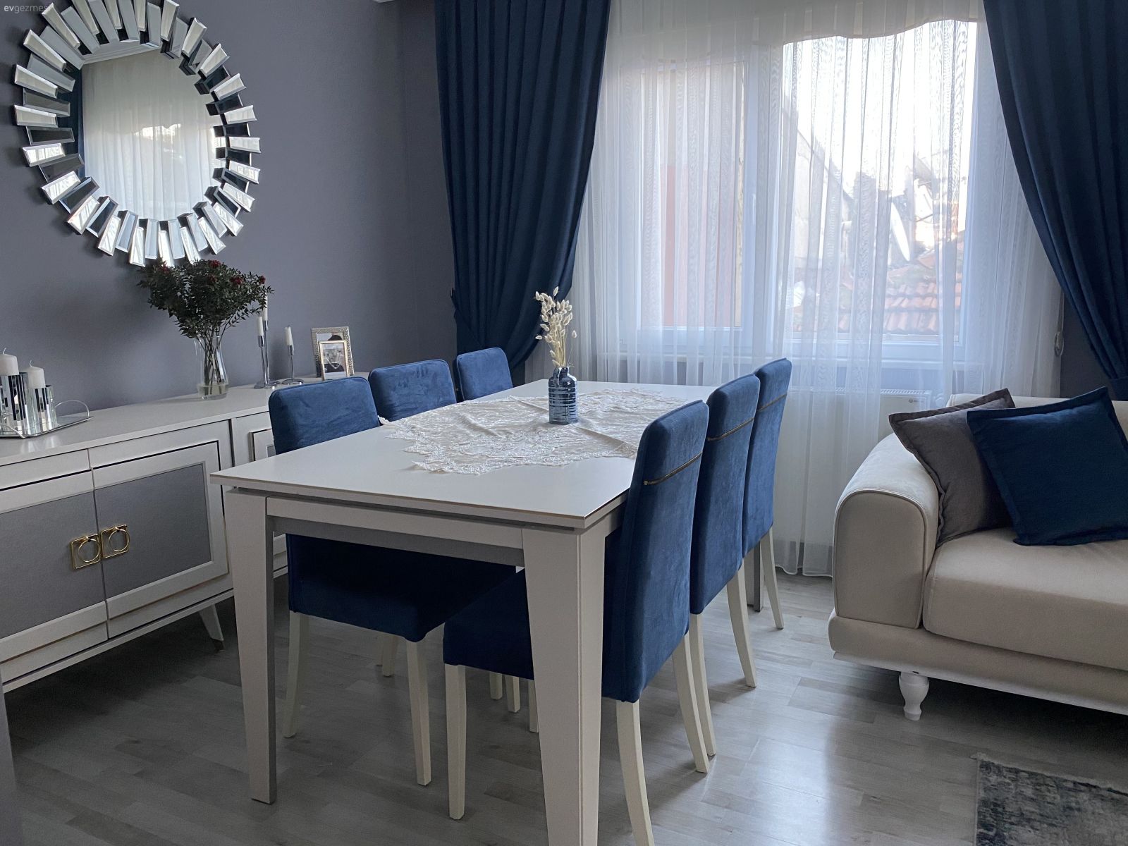 Yemek masası, Beyaz, Mavi, Fon perde, Perde, Tül perde, Koltuk takımı, Yuvarlak ayna, Dekoratif ayna, Konsol, Konsol üzeri dekoratif objeleri
