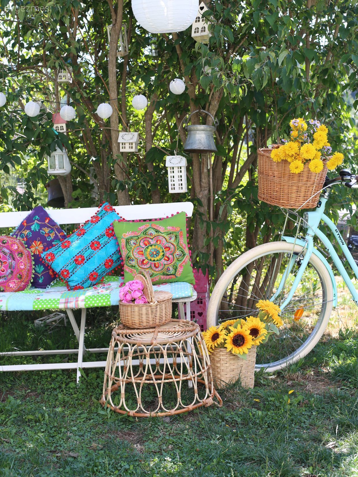 Bahçe, Beyaz, Mavi, Yeşil, Kırmızı, Hasır sandalye, Kırlent, Ev tekstili, Led aydınlatma, Aydınlatma, Çiçekler, Sarı