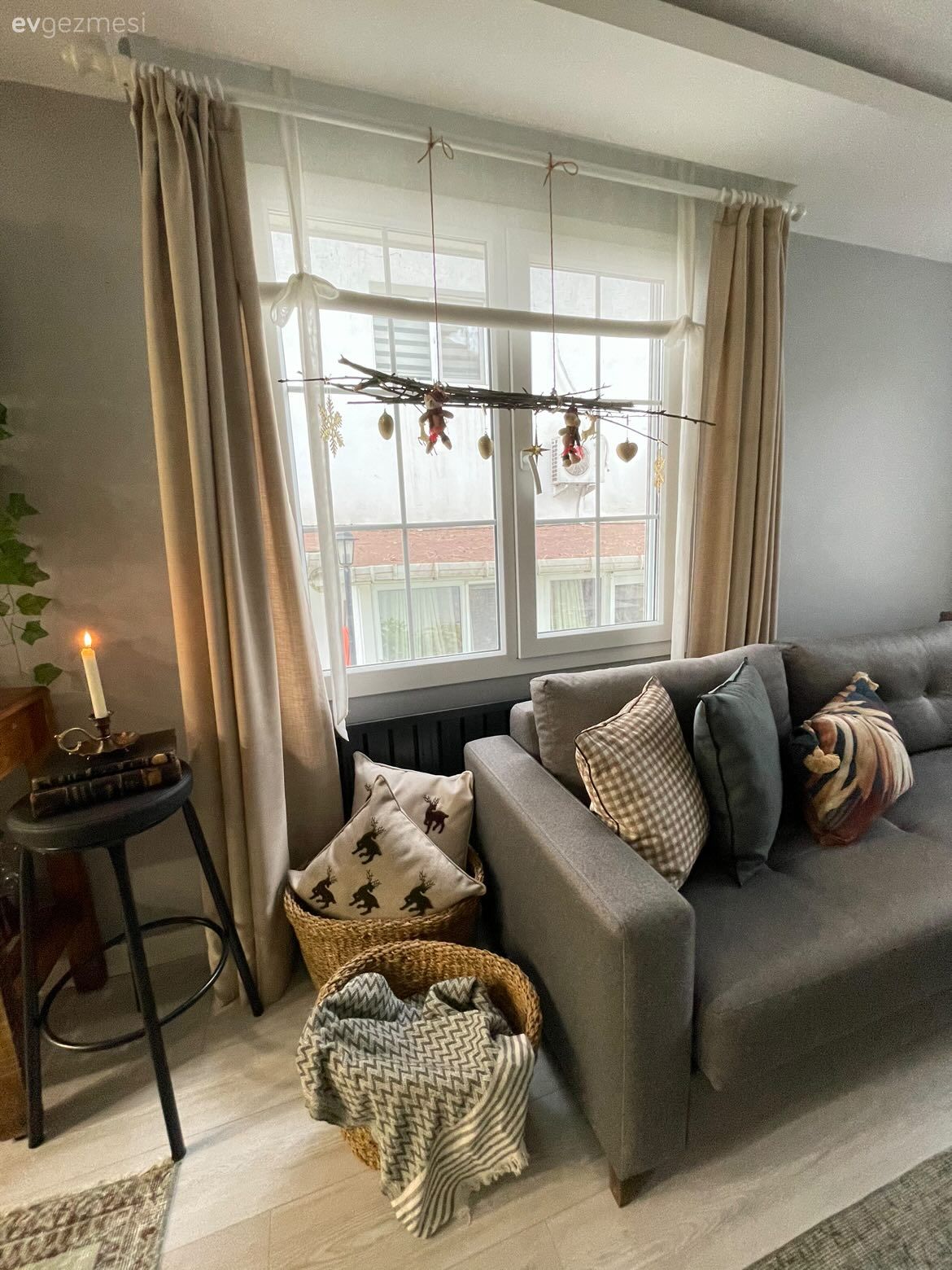 Salon, Rustik, Ahşap Mobilya, Krem, Kahverengi, Köşe koltuk, Koltuk takımı, Fon perde, Perde, Tül perde, Halı, Salon halısı, Orta sehpa, Sehpa, Dekoratif Objeler, Kırlent, Ev tekstili, Ev bitkisi, Gri