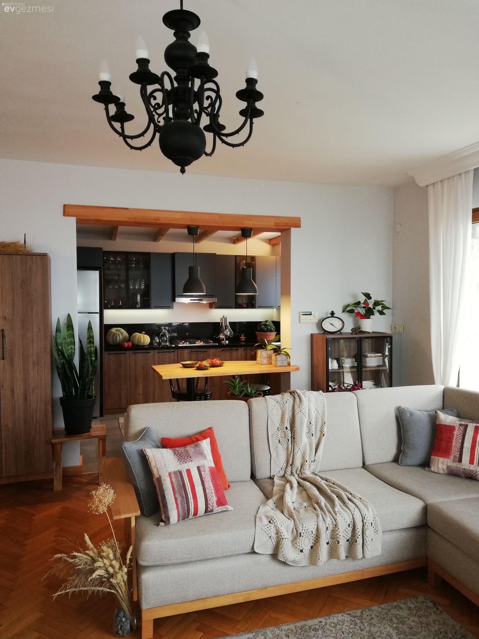 Salon, Açık konsept yaşam alanı, Dubleks evler, Rustik, Beyaz, Bej, Kahverengi, Ev bitkisi, Turuncu, Siyah, Tavan dekorasyon, Avize, Aydınlatma, Parke, Koltuk takımı, Kırlent, Ev tekstili, Salon avizesi