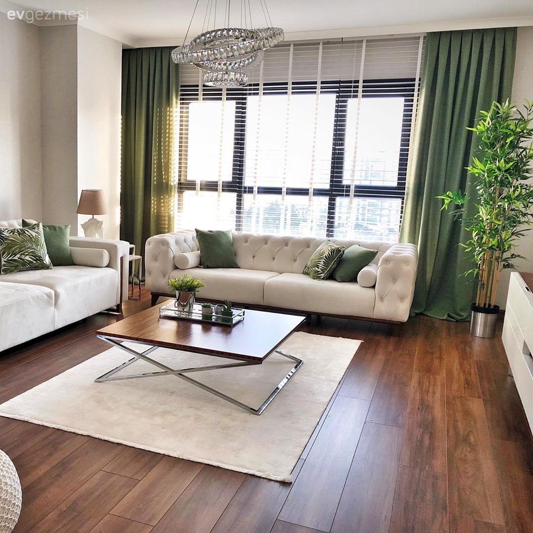 Salon, Beyaz, Yeşil, Kahverengi, Koltuk takımı, Kırlent, Ev tekstili, Jaluzi, Fon perde, Perde, Orta sehpa, Sehpa, Halı, Salon halısı, Metal ayaklı sehpa, Abajur, Aydınlatma, Avize, Salon avizesi, Puf, Ev bitkisi, Parke, Sehpa üstü aksesuarı, Ev Aksesuar, Modern