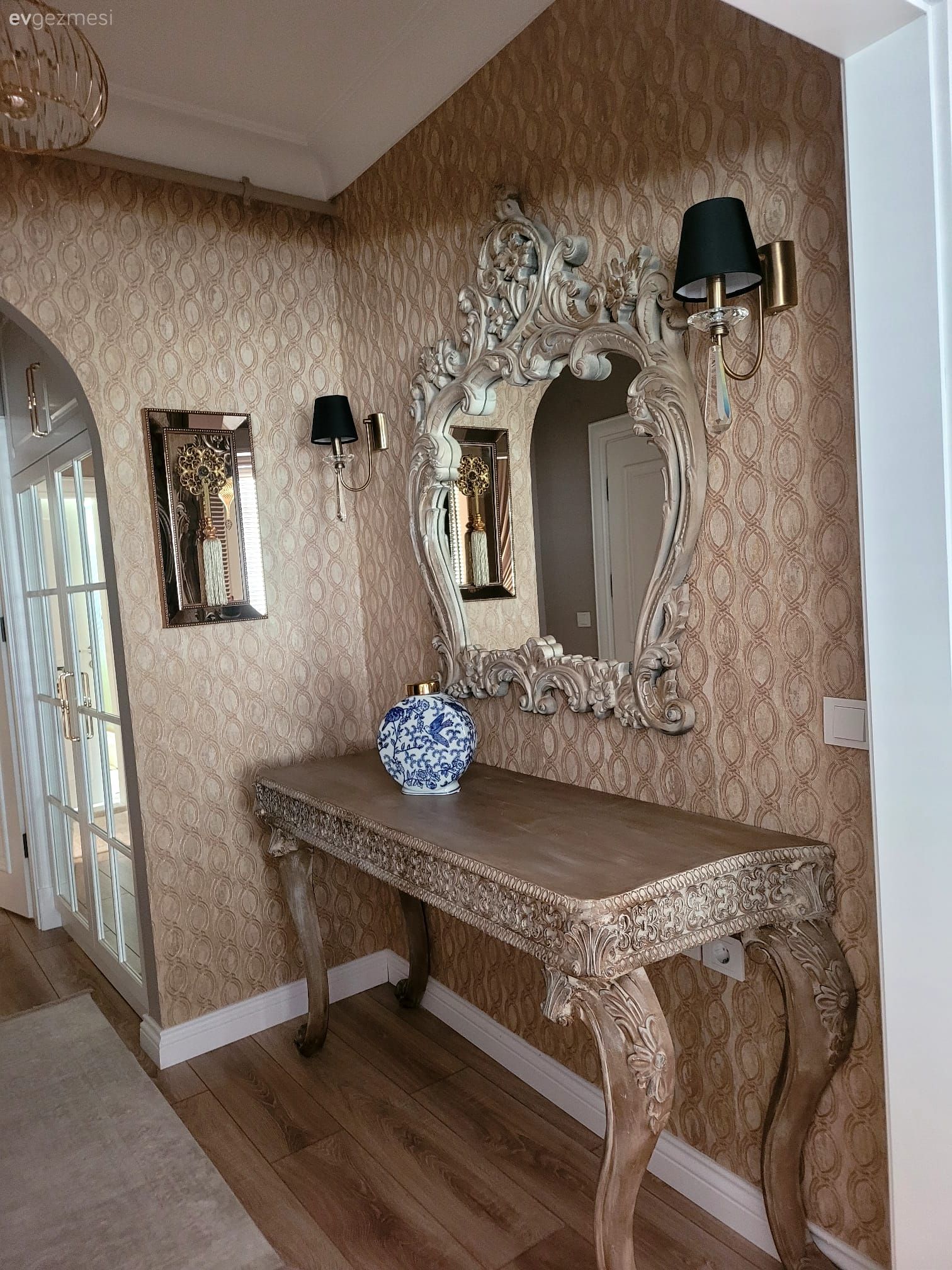 Antre, Country, Klasik, Duvar dekorasyonu, Duvar kağıdı, Damask desen, Avize, Aydınlatma, Yolluk, Halı, Ayna, Aplik