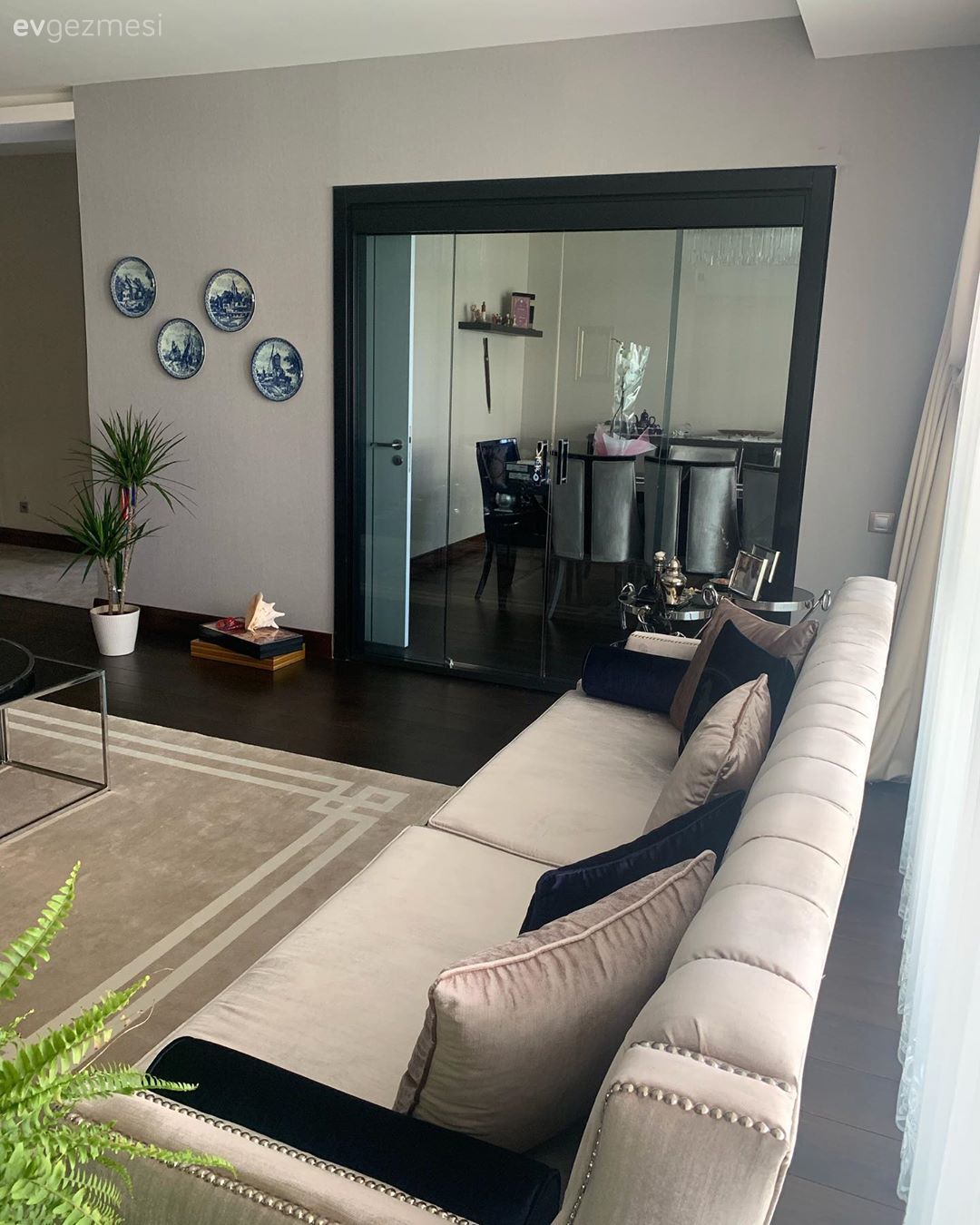 Yaşam Alanınızı İkiye Bölmenin Şeffaf Yolu: Cam Paravanlar