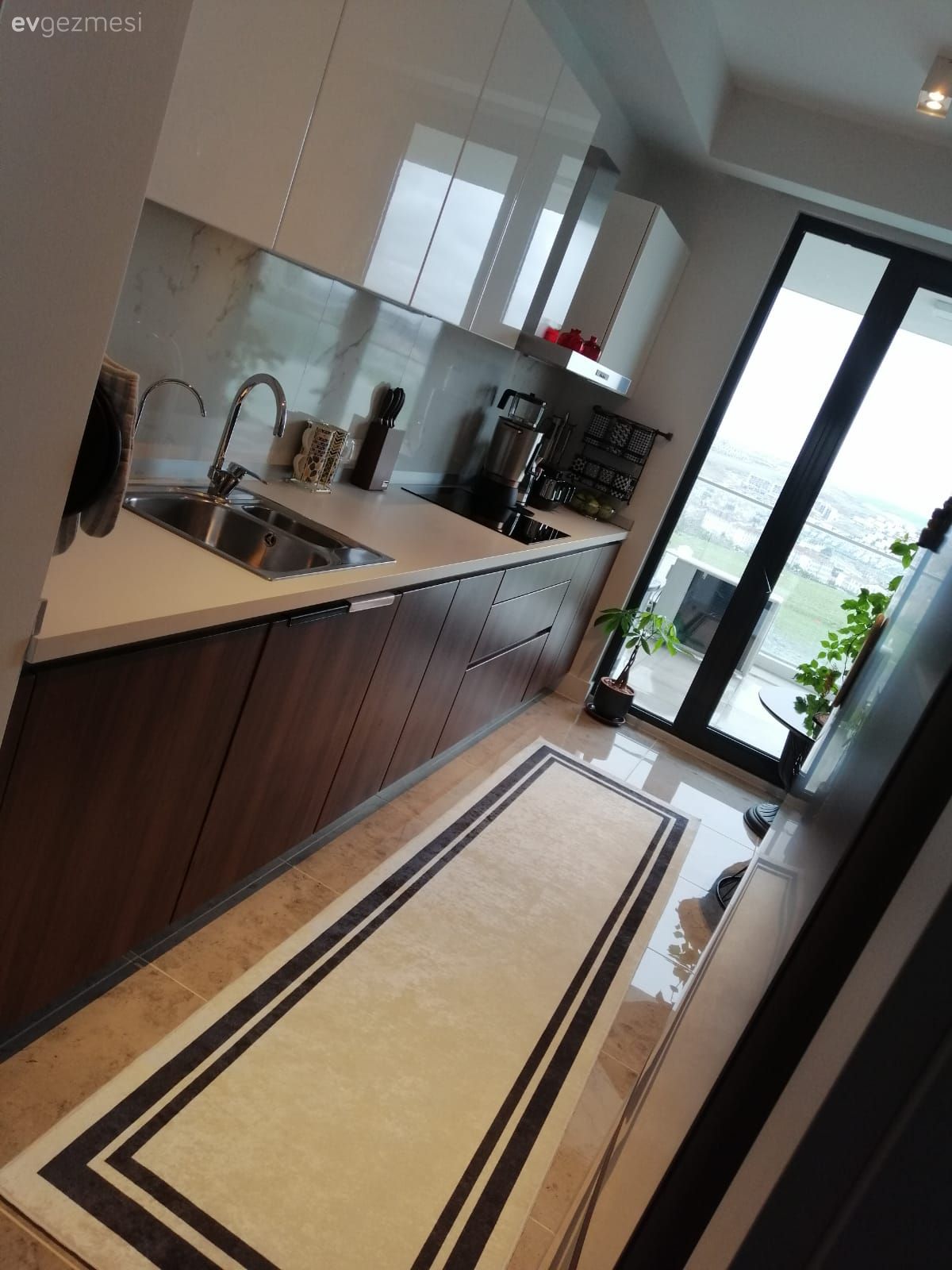 Mutfak, Beyaz, Kahverengi, Koridor tipi mutfak, Mutfak tezgahı, Mutfak tezgah arası, Tezgah arası seramik, Mutfak halısı, Ev bitkisi