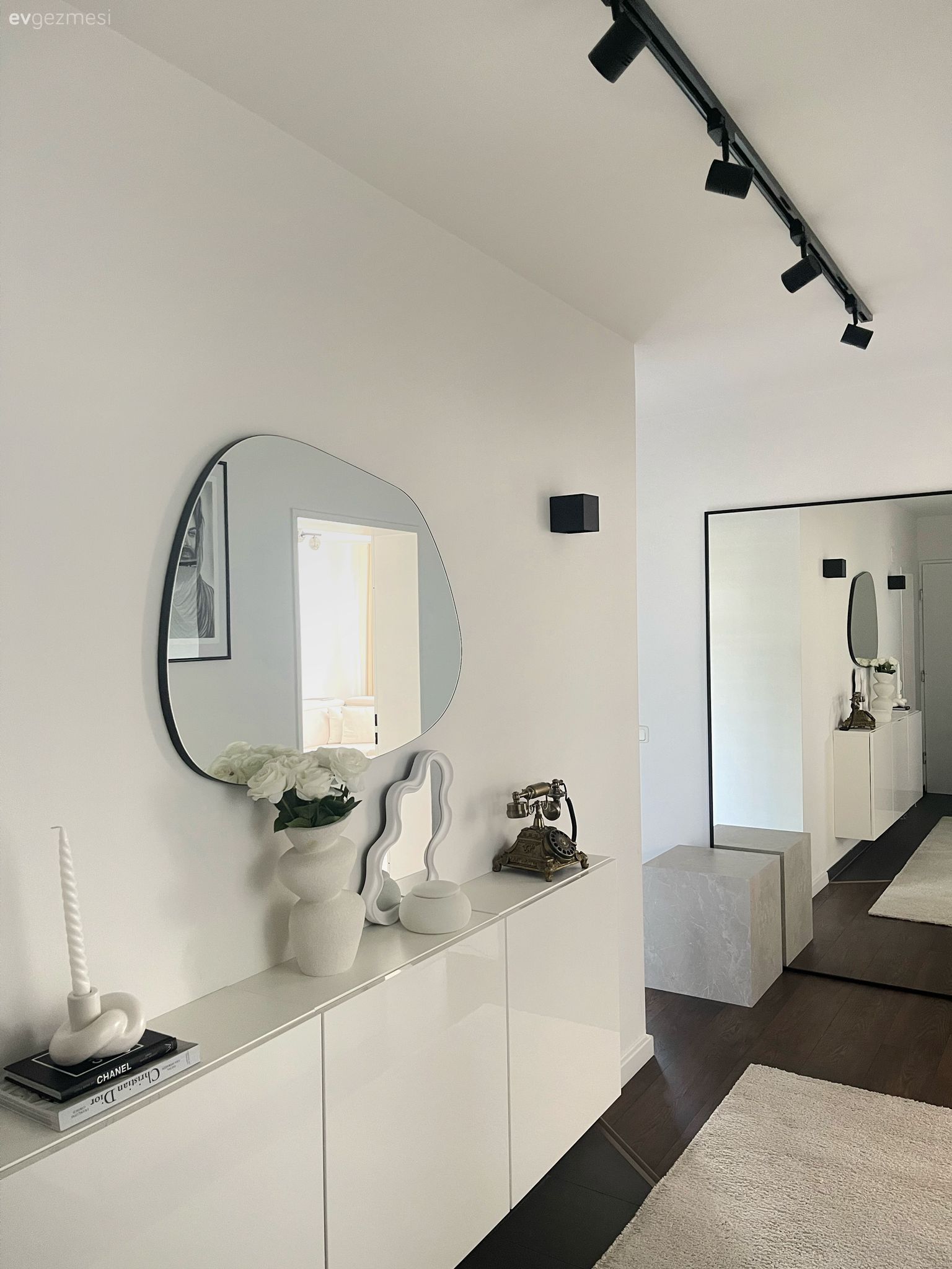 Antre, Beyaz, Siyah, Dresuar, Ayna, Spot aydınlatma, Aydınlatma, Puf