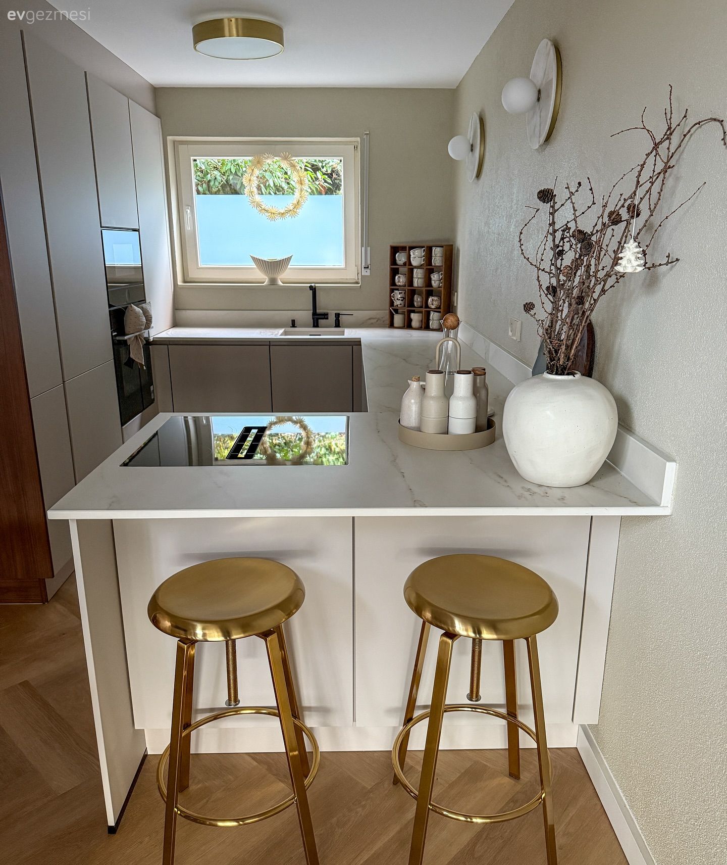 Mutfak, Amerikan Mutfak, Mutfak yarım adası, Beyaz, Mutfak tezgahı, Parke, Tabure