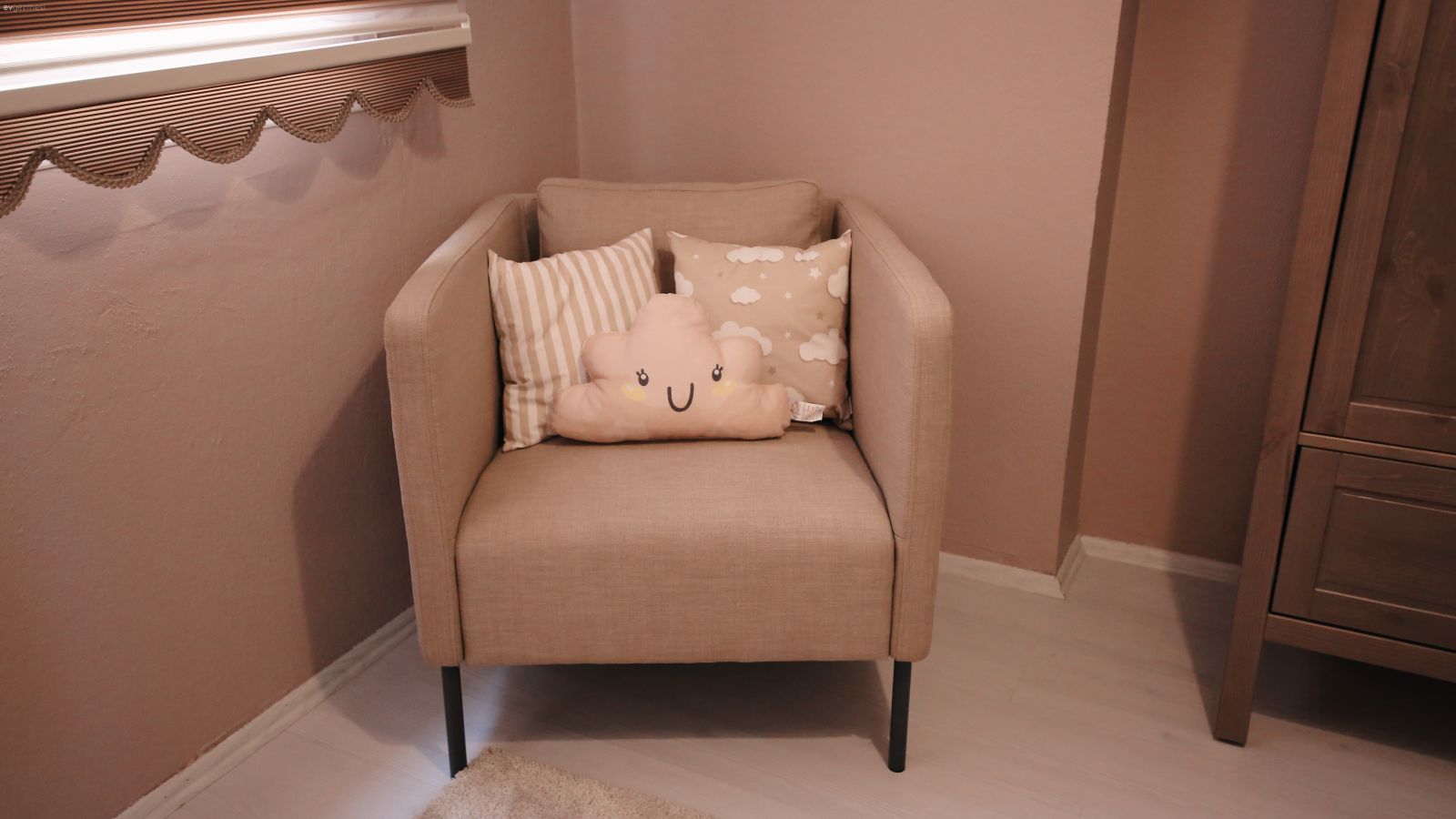 Her Tarafı Işık Alan Bu Ev Güzel Fotoğraflar İçin Uygun Bir Arka Fon