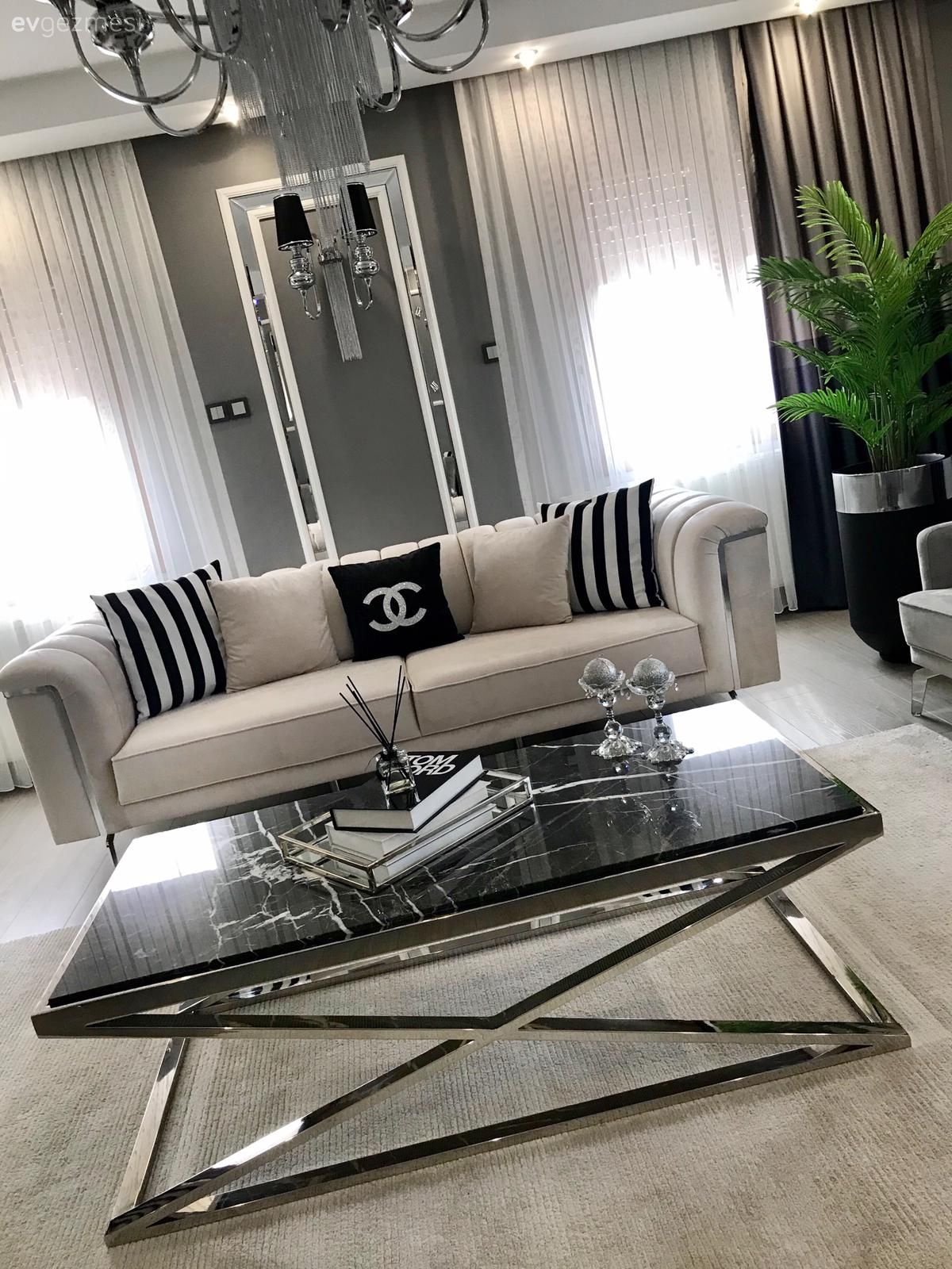 Salon, Modern, Art deko, Beyaz, Siyah, Gri, Koltuk takımı, Berjer, Fon perde, Perde, Tül perde, Kırlent, Ev tekstili, Çizgili desen, Desenler, Aplik, Aydınlatma, Gri duvar, Ayna, Vazo, Ev Aksesuar, Saksı, Ev bitkisi, Orta sehpa, Sehpa, Sehpa üstü aksesuarı, Halı, Salon halısı