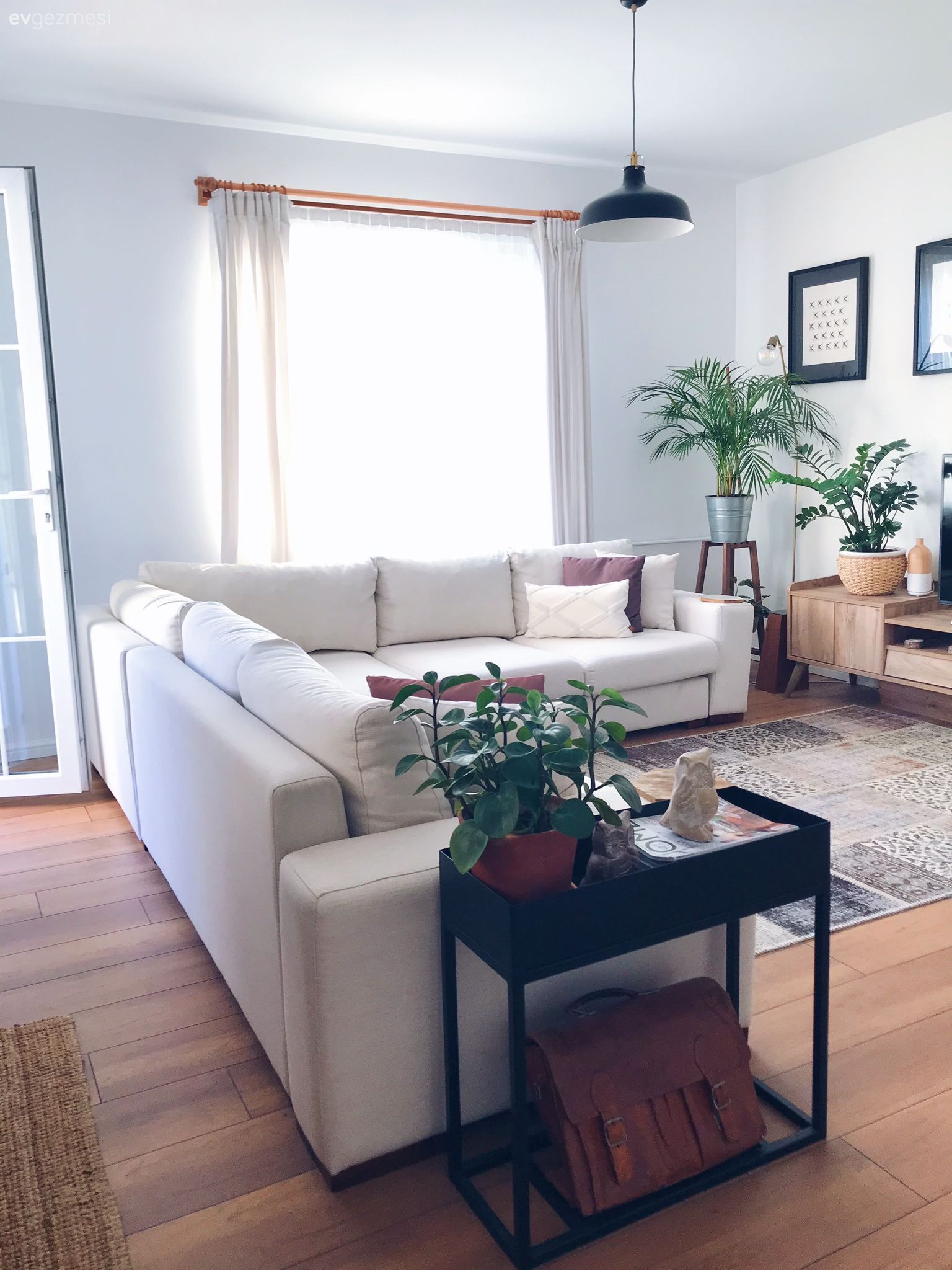 Salon, Bohem Dekorasyon, Beyaz, Siyah, Ahşap Mobilya, Bej, Krem, Köşe koltuk, Koltuk takımı, Tül perde, Perde, Salon halısı, Halı, Saksı, Ev bitkisi, Parke