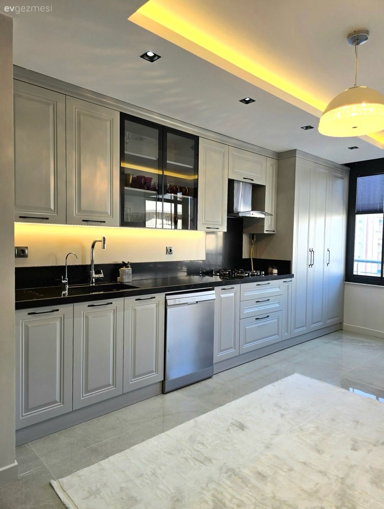 Mutfak, Beyaz, Siyah, Mutfak tezgahı, Siyah tezgah, Shaker kapaklı dolaplar, Ankastre, Cam kapaklı dolap, Halı, Mutfak halısı, Led aydınlatma, Aydınlatma, Avize, Spot aydınlatma, Mutfak zemin seramikleri