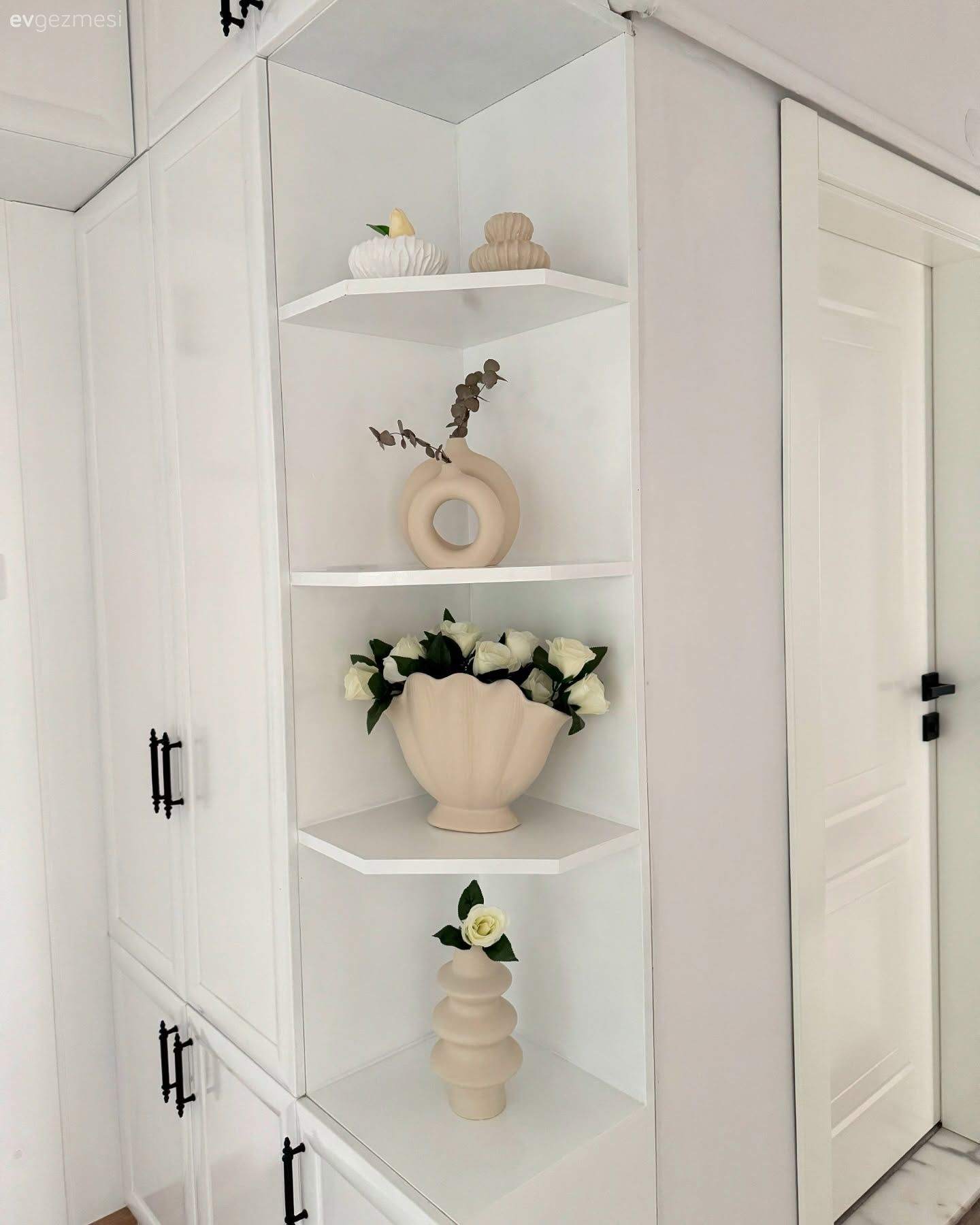 Bu Minimalist Ev Kendi Halinde Olmayı Seviyor