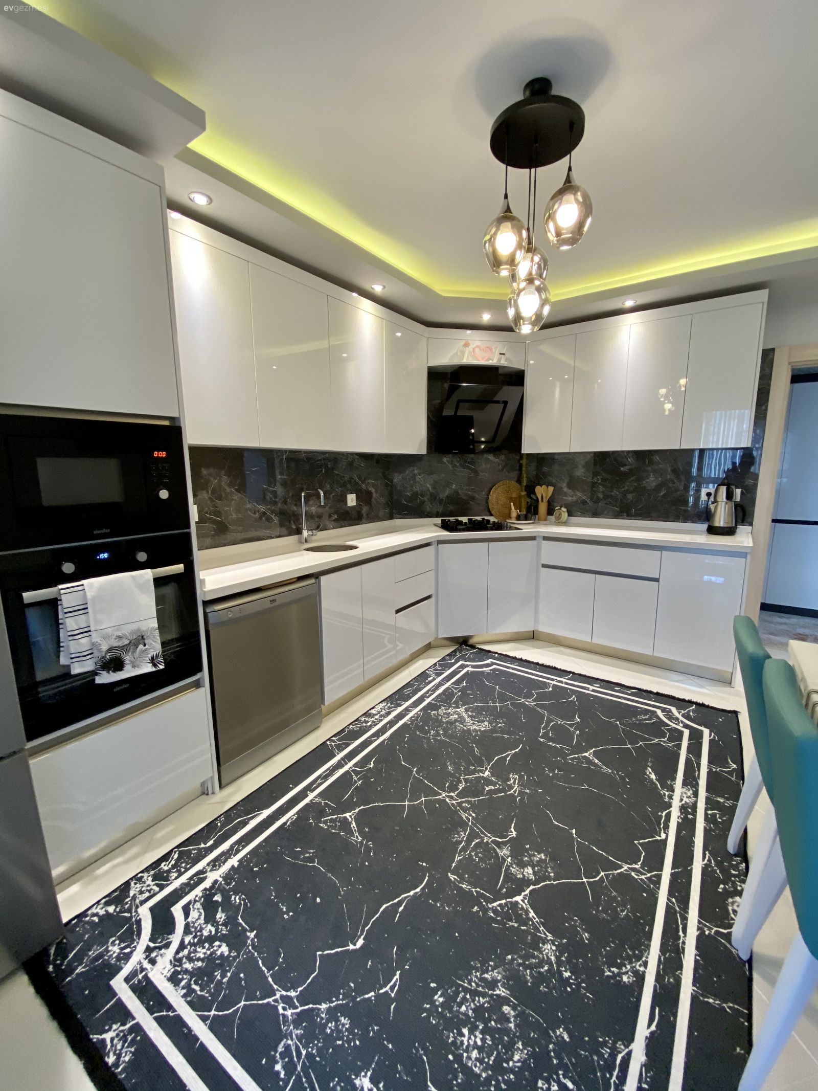 Mutfak, Beyaz, Gri, Modern mutfak, Kulpsuz mutfak dolabı, Mutfak tezgahı, Mutfak tezgah arası, Tezgah arası seramik, Led aydınlatma, Aydınlatma, Mutfak Avize Modelleri, Ankastre, Mutfak halısı