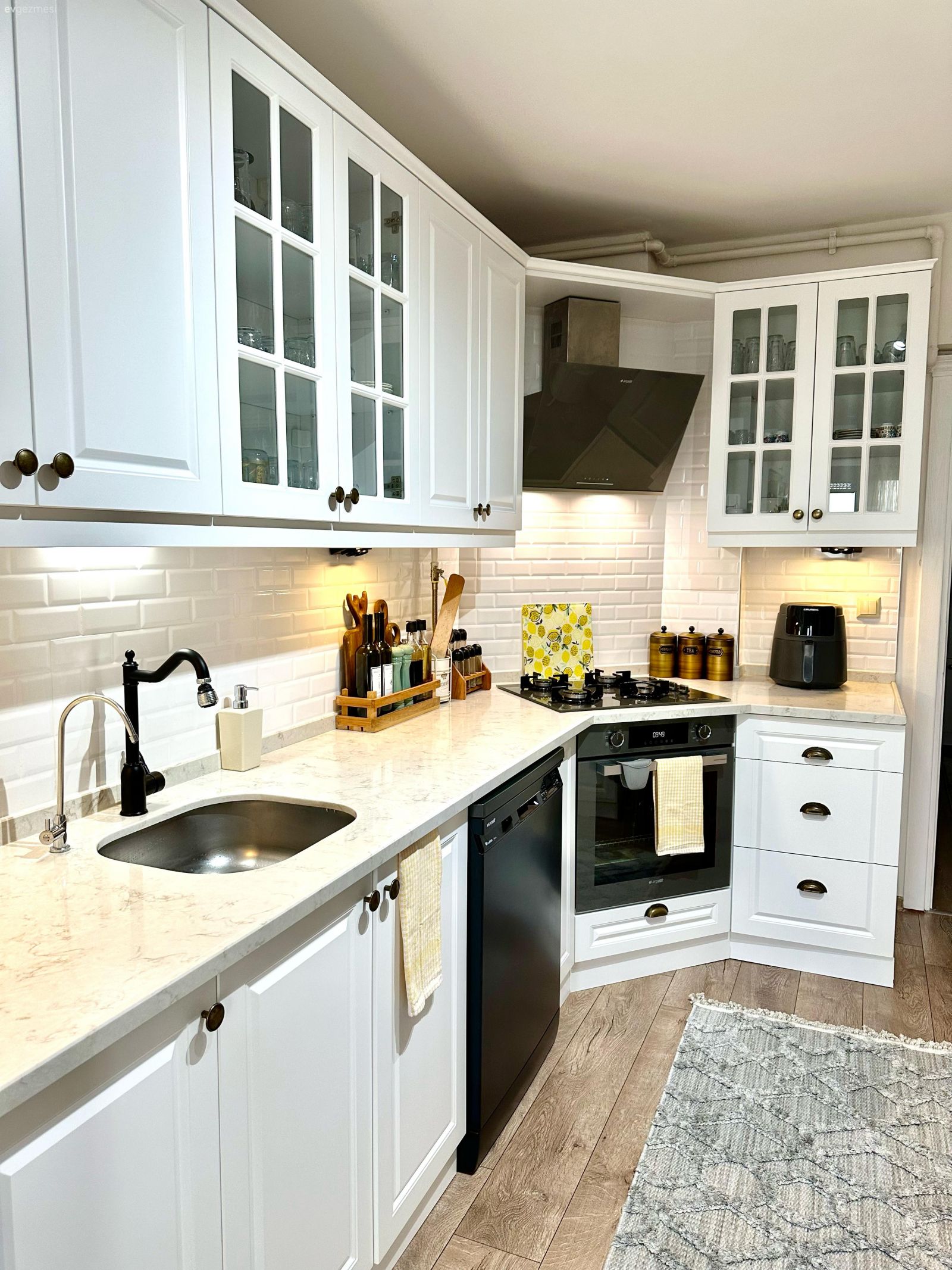 Mutfak, Beyaz, Siyah, Mutfak tezgahı, Mutfak tezgah arası, Tezgah arası seramik, Ankastre, Davlumbaz, Shaker kapaklı dolaplar, Mutfak aksesuarları, Mutfak halısı