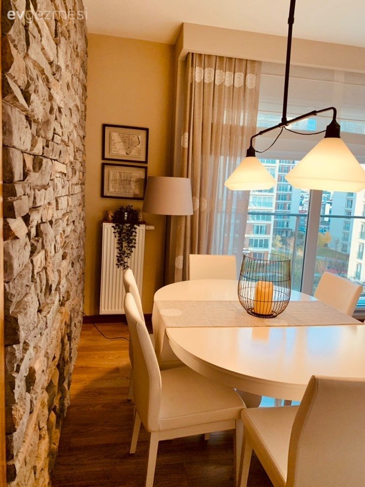 Yemek Odası, Sandalye, Yemek masası, Beyaz, Krem, Bej, Fon perde, Perde, Stor perde, Abajur, Aydınlatma, Taş duvar, Duvar dekorasyonu, Yemek odası avizesi