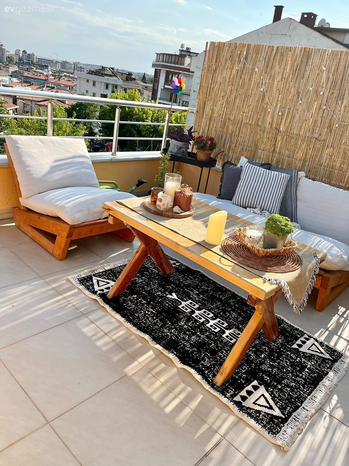 Balkon, Teras, Ahşap Mobilya, Bambu çit, Beyaz, Siyah, Koltuk takımı, Balkon masası, Balkon halısı, Ev bitkisi, Saksı, Kırlent, Ev tekstili