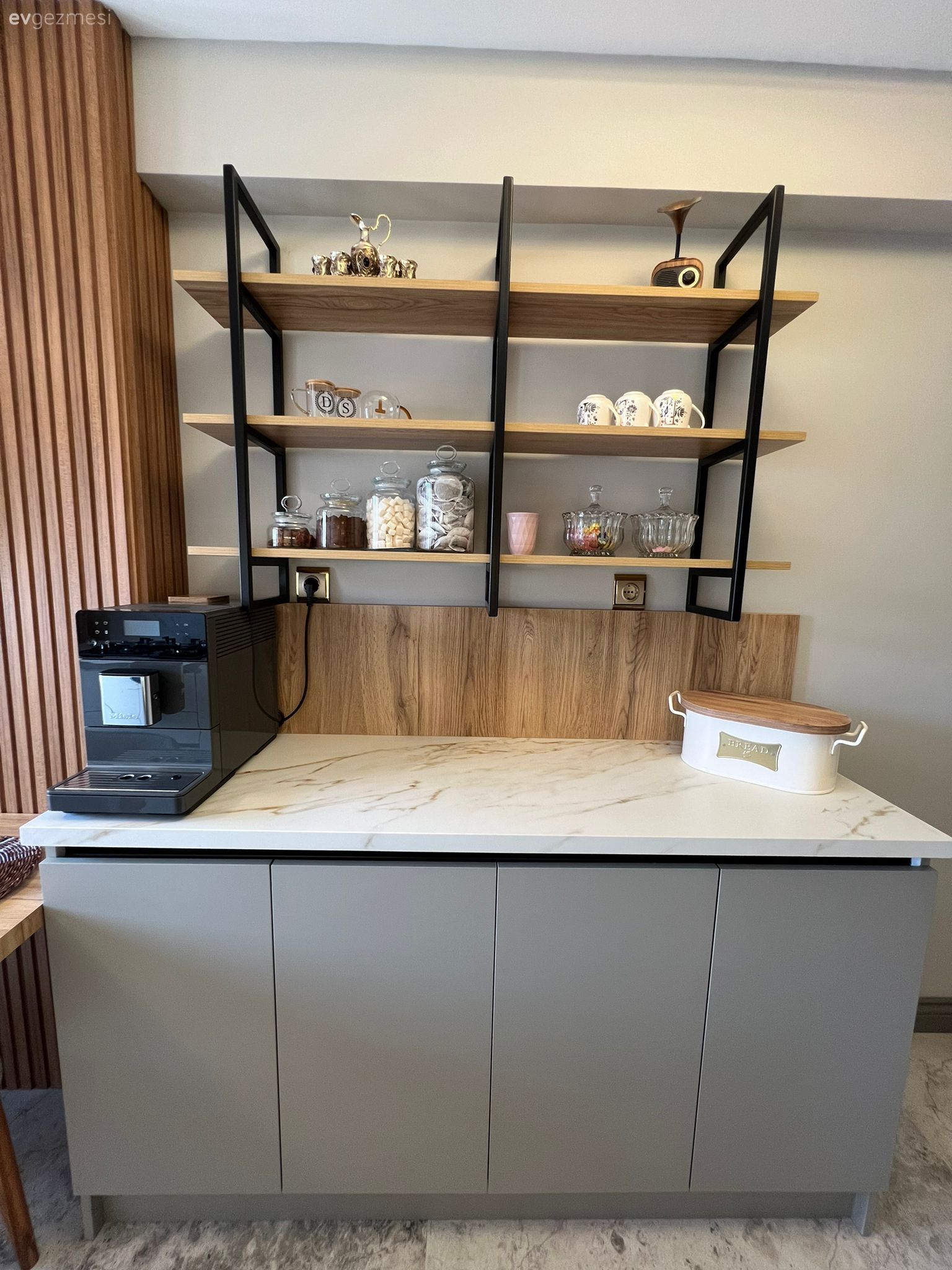 Koridor Tipi Bu Mutfakta İki Duvar da İlgi Çekici Tasarımlarla Dolu!