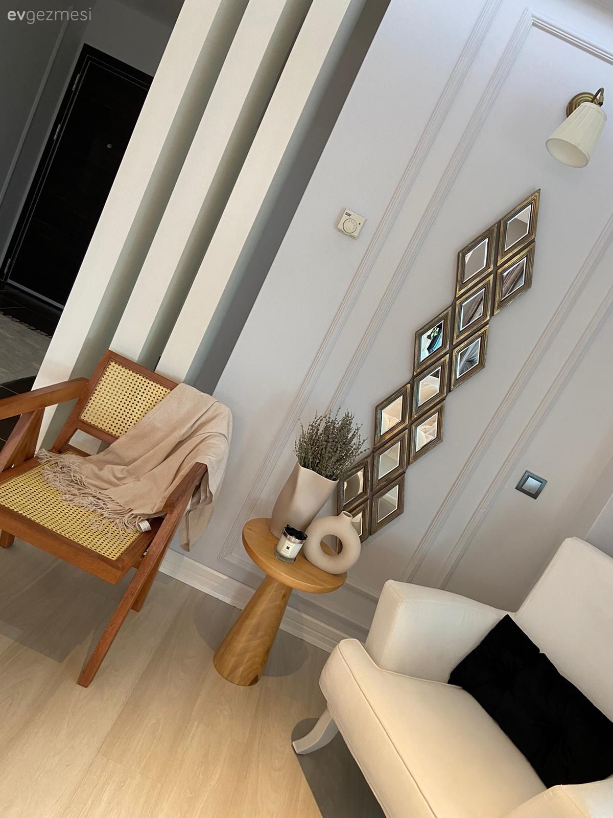 Ayna, Beyaz, Duvar çıtalama, Yan sehpa, Sehpa, Parke, Berjer, Kırlent, Ev tekstili