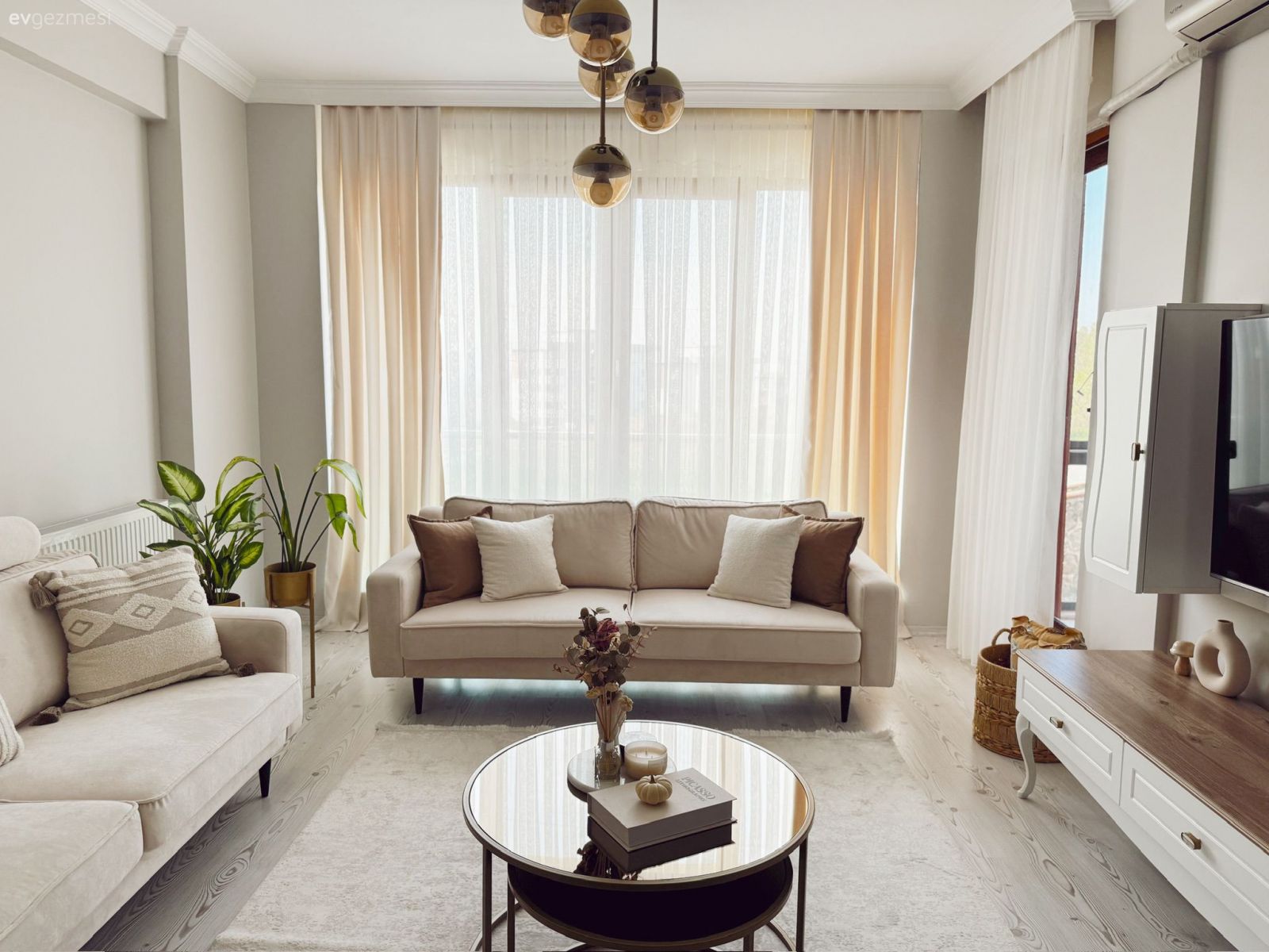 Salon, Modern, İskandinav, Krem, Bej, Beyaz, Koltuk takımı, Fon perde, Perde, Tül perde, Halı, Salon halısı, Orta sehpa, Sehpa, Kırlent, Ev tekstili, Avize, Aydınlatma, Salon avizesi, Dekoratif Objeler, Ev bitkisi