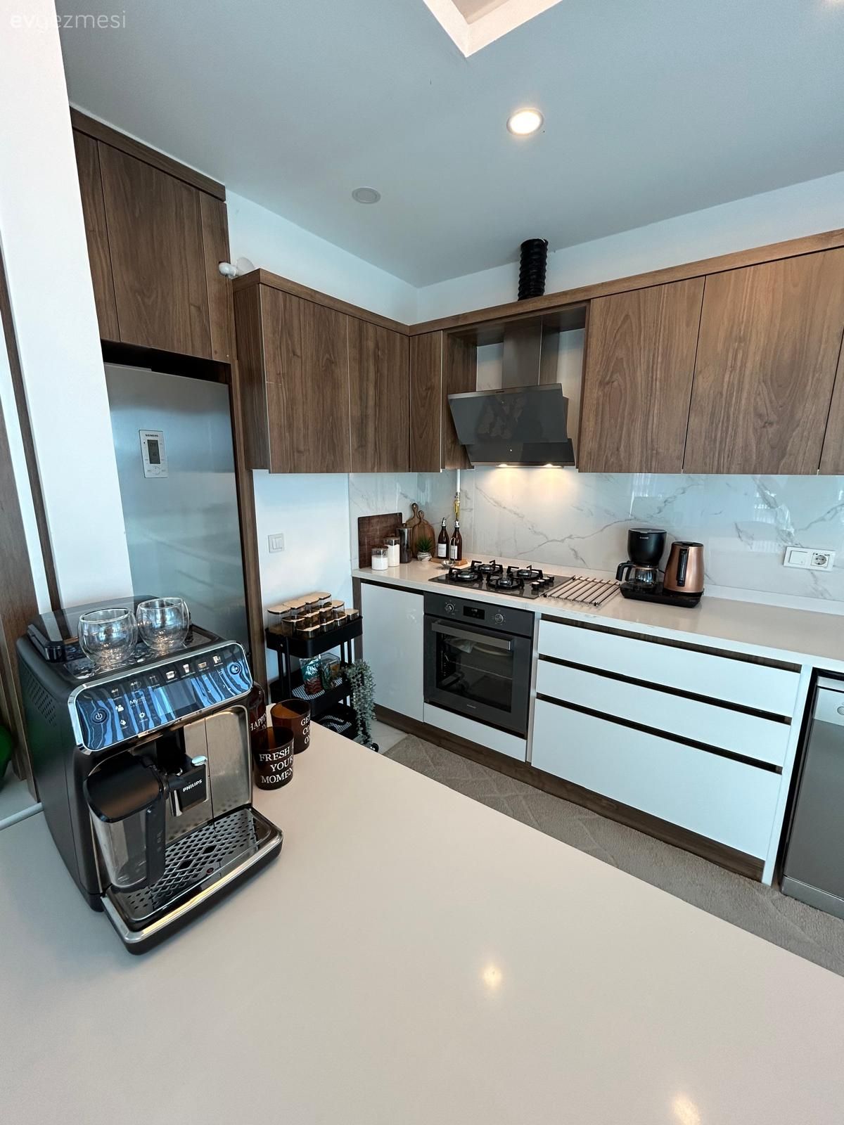 Bu Isparta Evinde Özel Tasarım Paneller Duvar Görevi Üstlenmiş!