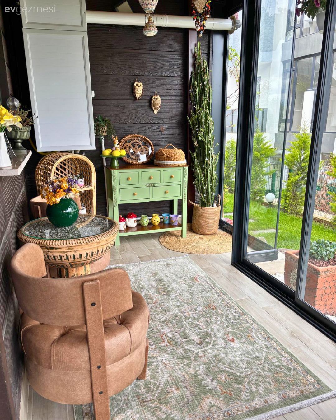 Kış bahçesi, Bahçe, Balkon oturma grubu, Balkon, Gri, Vizon, Dekoratif Objeler, Halı, Balkon masası, Vazo, Ev Aksesuar, Çiçekler, Ev bitkisi, Yeşil