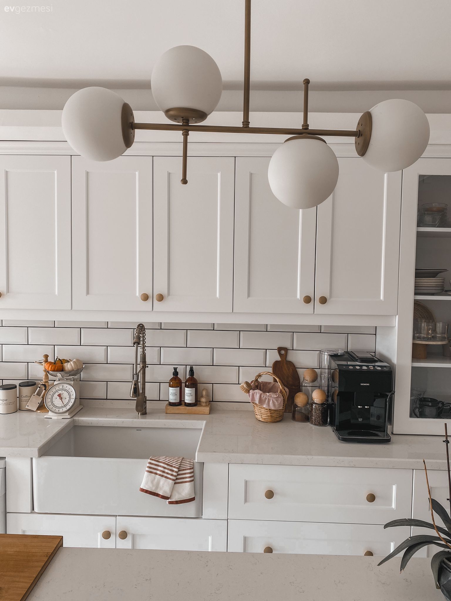 Mutfak, Beyaz, Shaker kapaklı dolaplar, Altın, Mutfak tezgahı, Mutfak tezgah arası, Tezgah arası seramik, Metro seramik, Seramik, Mutfak Avize Modelleri, Mutfak aksesuarları