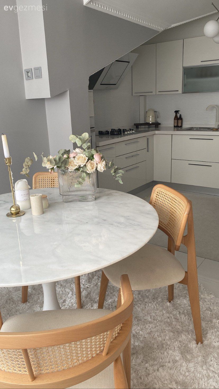 Mutfak, Beyaz, Çatı katı, Dubleks evler, Mutfak tezgahı, Mutfak tezgah arası, Tezgah arası seramik, Sandalye, Hazeran, Mutfak masası, Mutfak halısı