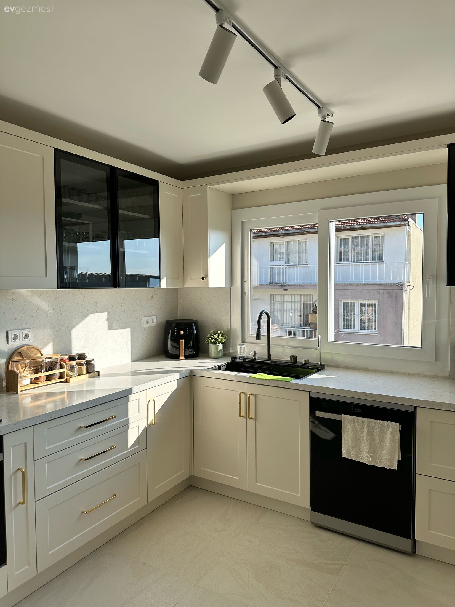 Mutfak Gezmesi: Balkon Kapısı Olmuş Servis Penceresi!