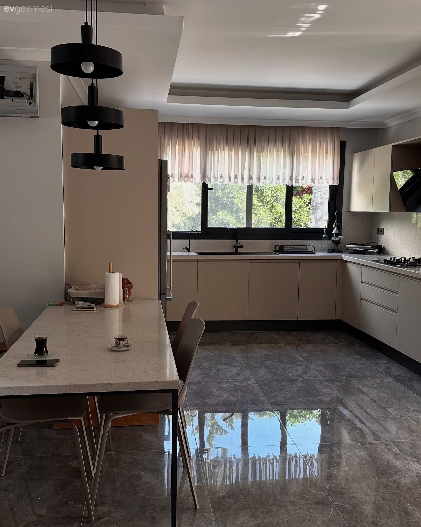 Açık Konsept Bu Mutfağın Modern Tarzına Country Detaylar Karışmış