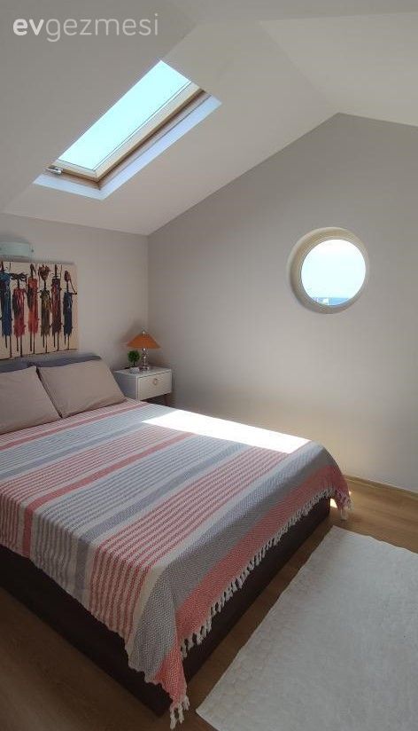 Yatak Odası, Çatı katı, Dubleks evler, Beyaz, Pudra pembe, Tablo, Duvar dekorasyonu, Komodin