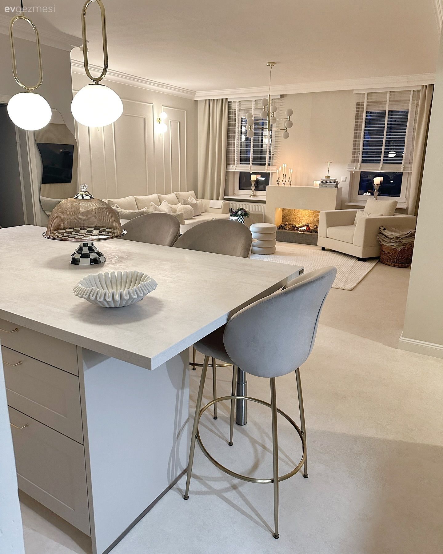 Beyazlara Kuşanmış Bu Evde Metalik Detaylar Işıltı Kaynağı!