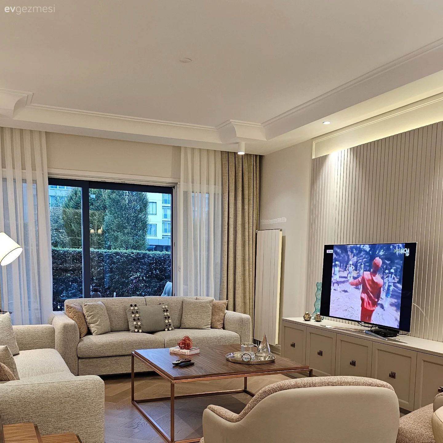 Salon, Krem, Bej, Beyaz, Koltuk takımı, Fon perde, Perde, Tül perde, Lambri, Tv ünitesi, Tv ünitesi aksesuarları, Ev Aksesuar, Kırlent, Ev tekstili, Lambader, Aydınlatma, Orta sehpa, Sehpa, Parke, Berjer