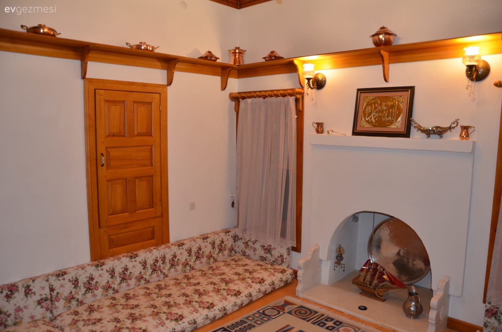 Müstakil Ev, Balkon, Kahverengi, Ahşap Mobilya, Tavan dekorasyon, Şömine, Sedir, Çiçekli desen, Desenler, Aplik, Aydınlatma, Duvar rafı, Beyaz